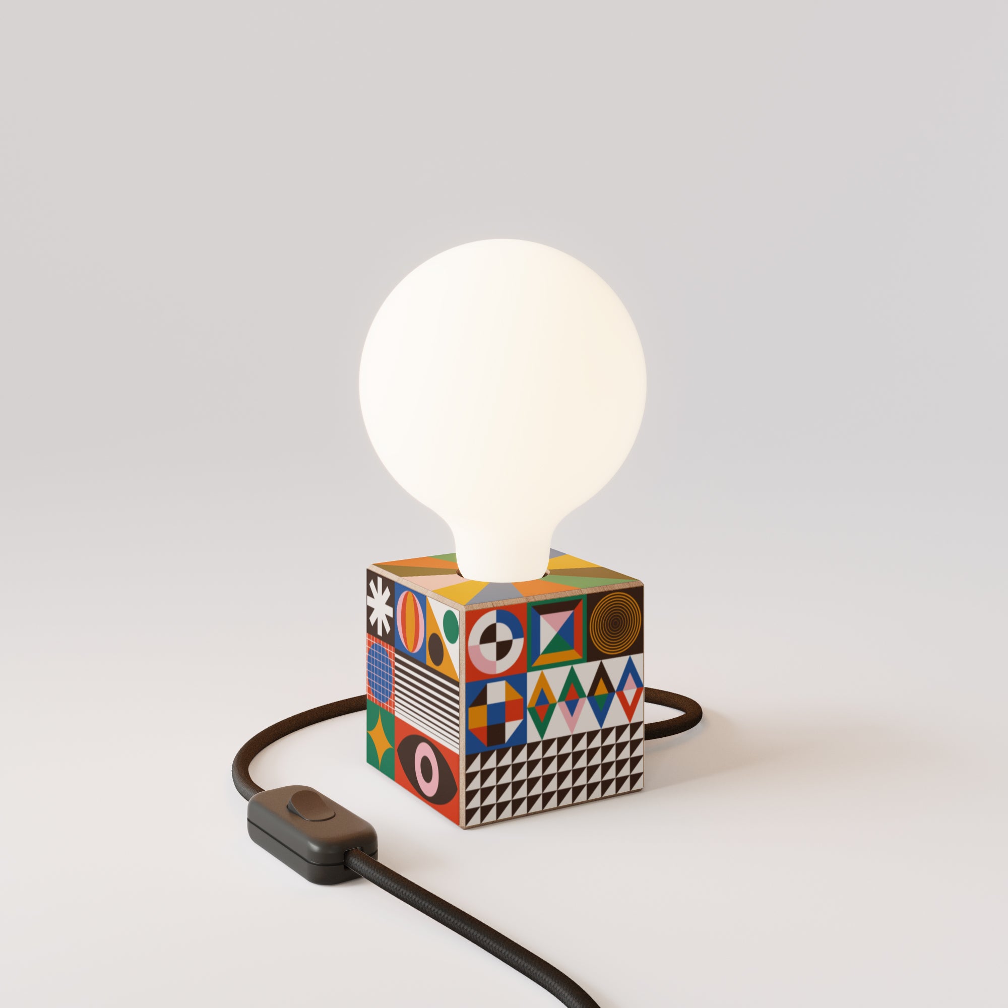 Lampada da tavolo Cubetto con lampadina globo effetto porcellana - PosterLad