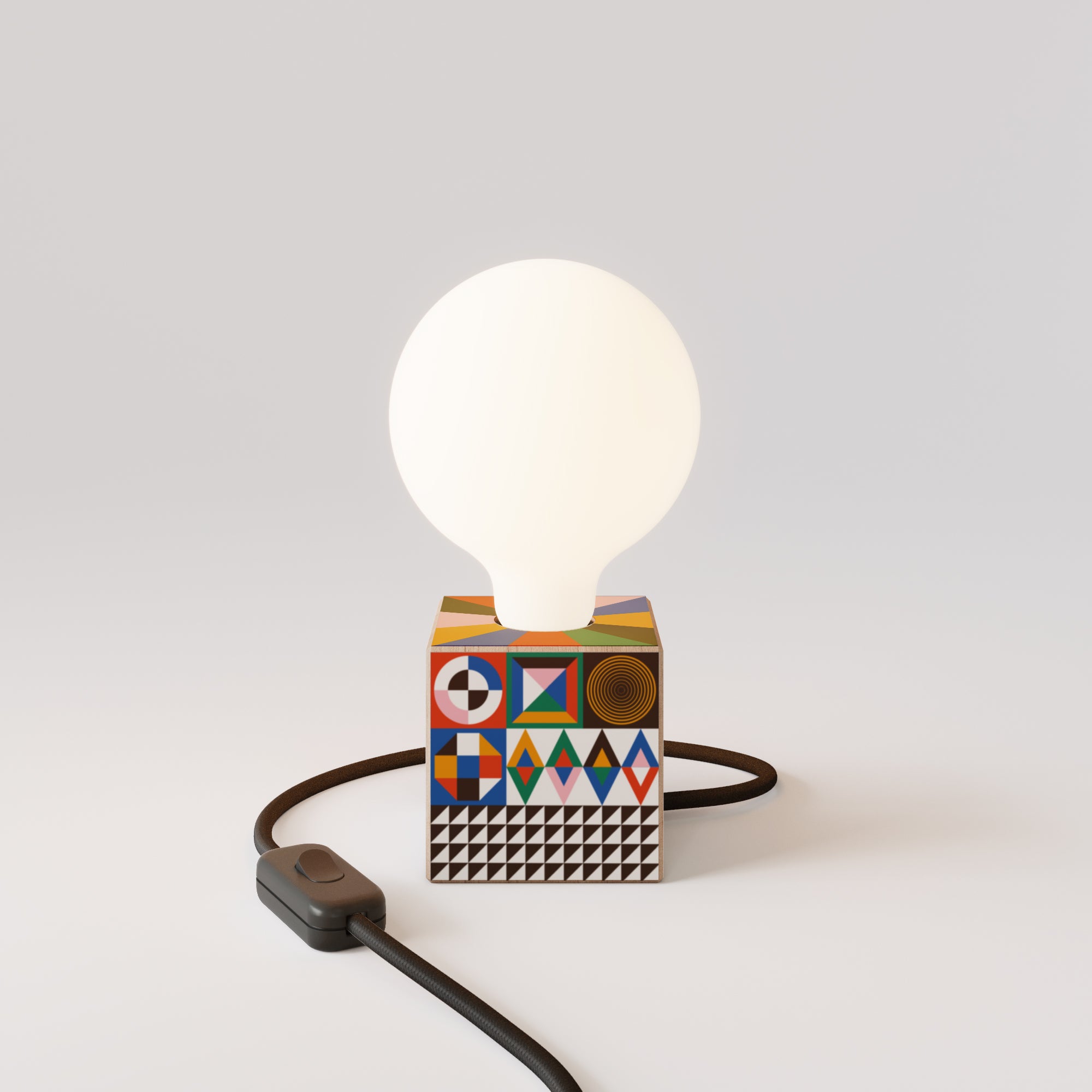Lampada da tavolo Cubetto con lampadina globo effetto porcellana - PosterLad