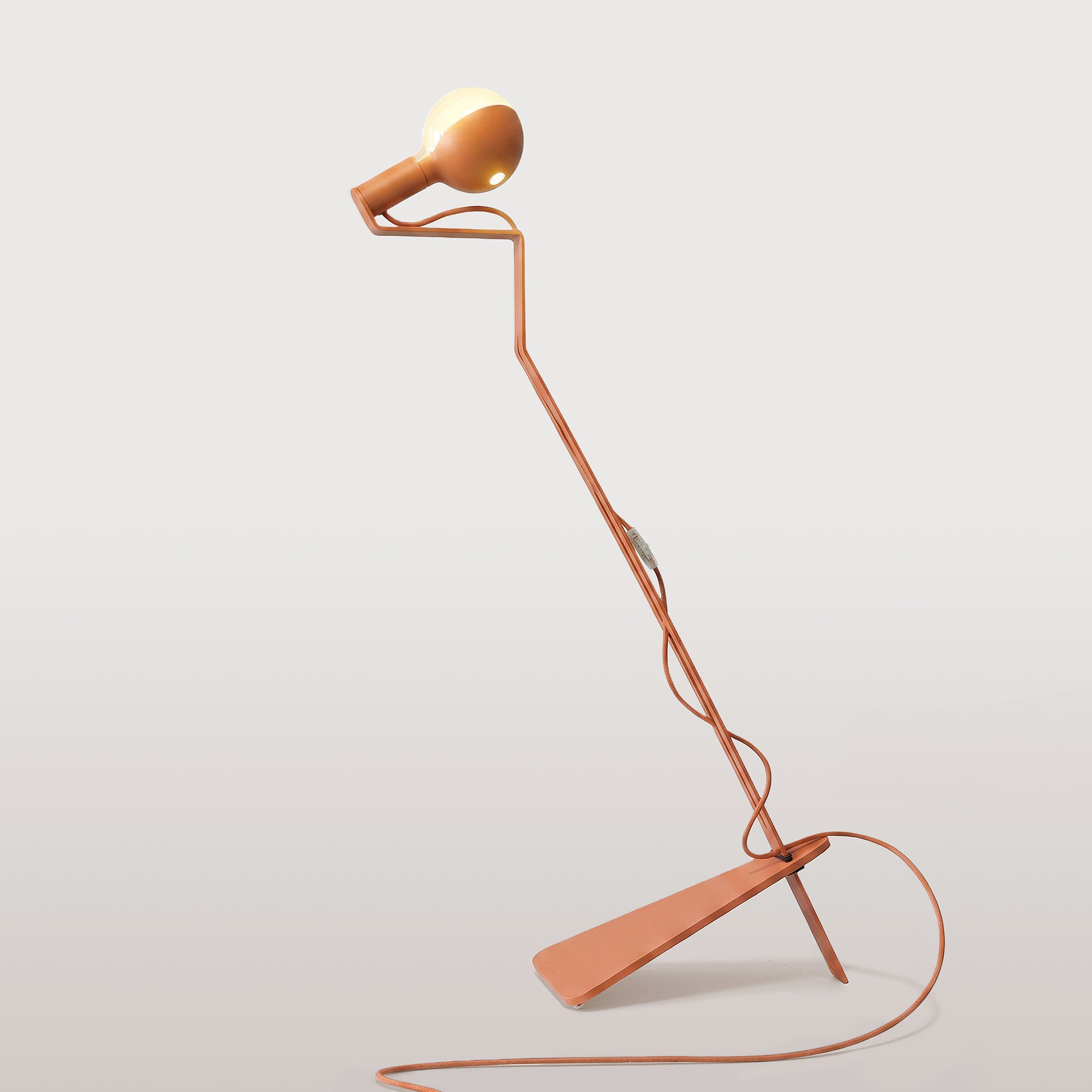 Lampada da terra inclinabile con lampadina LED G125 verniciata - Mario Talia - Arancione