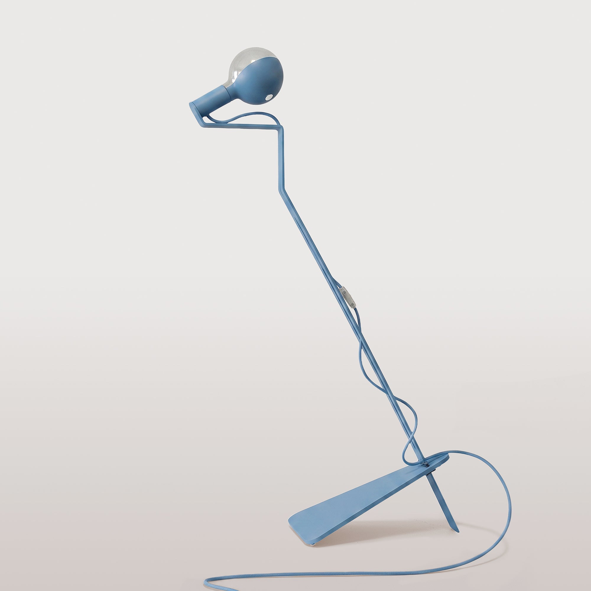 Lampada da terra inclinabile con lampadina LED G125 verniciata - Mario Talia - Blu