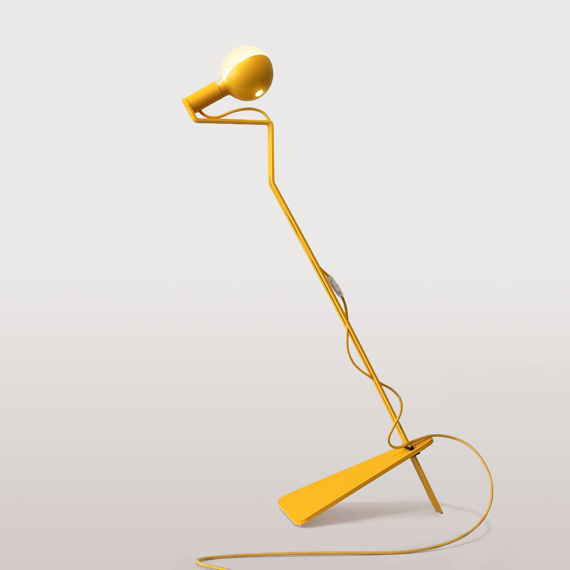 Lampada da terra inclinabile con lampadina LED G125 verniciata - Mario Talia - Giallo