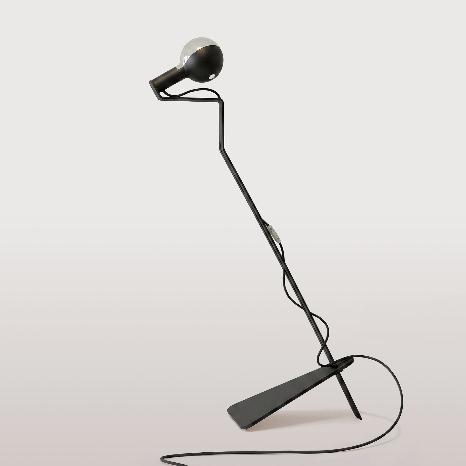 Lampada da terra inclinabile con lampadina LED G125 verniciata - Mario Talia - Nero