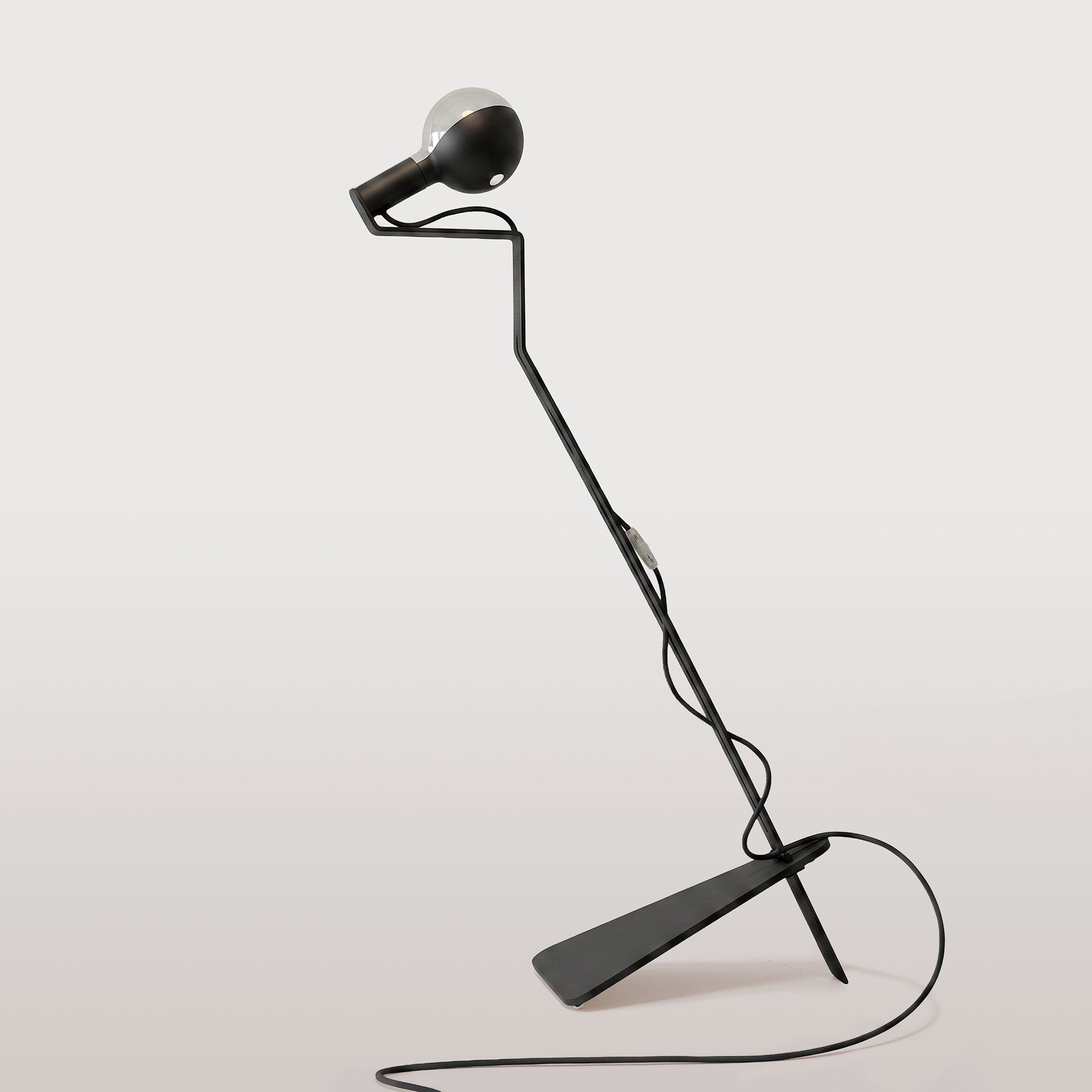 Lampada da terra inclinabile con lampadina LED G125 verniciata - Mario Talia - Nero