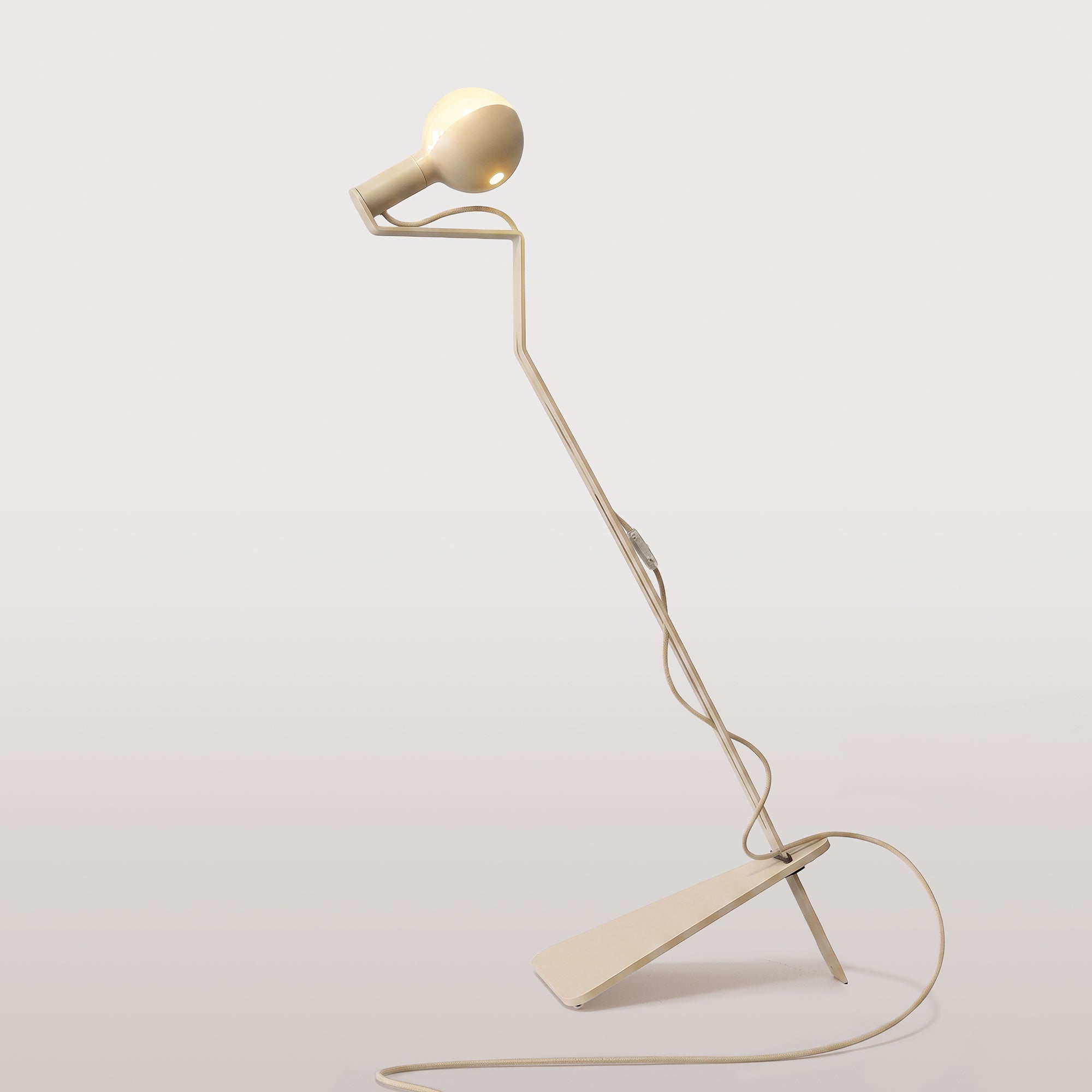 Lampada da terra inclinabile con lampadina LED G125 verniciata - Mario Talia - Panna