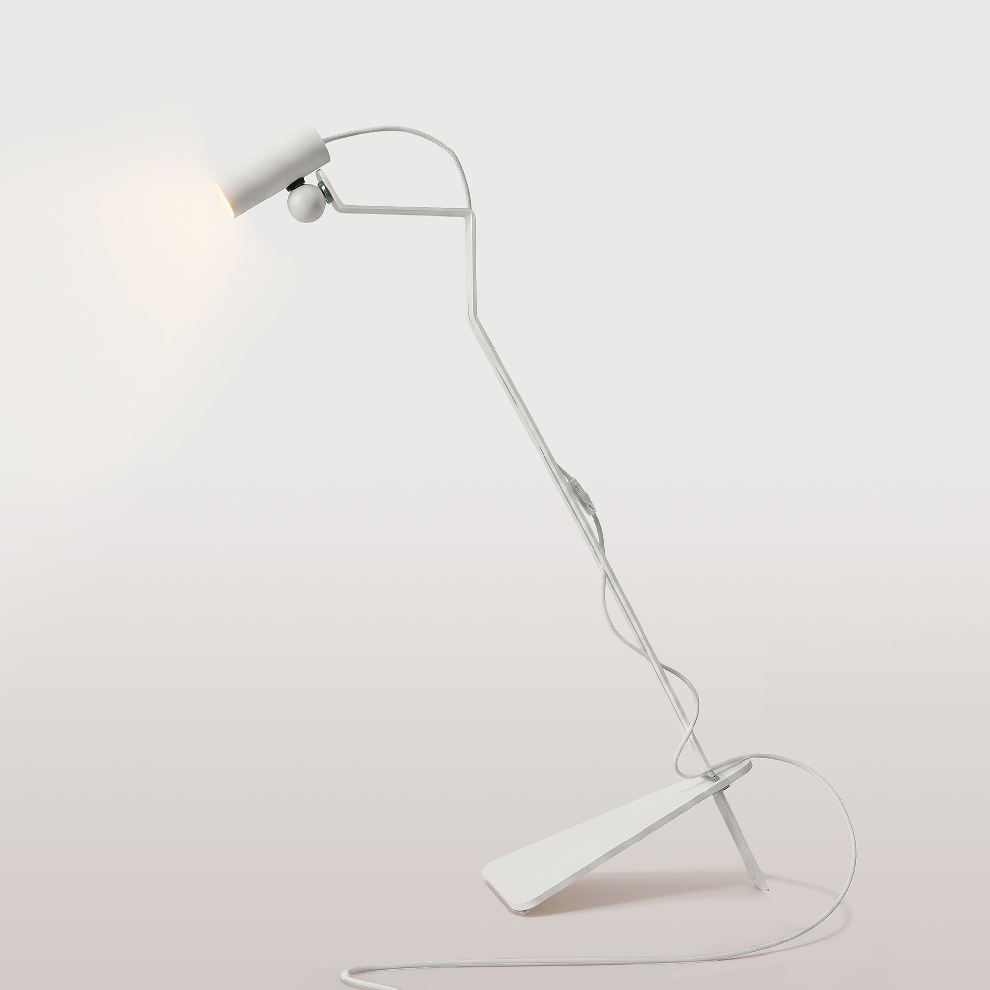 Lampada da terra inclinabile con faretto magnetico orientabile - Mario Tubo - Bianco