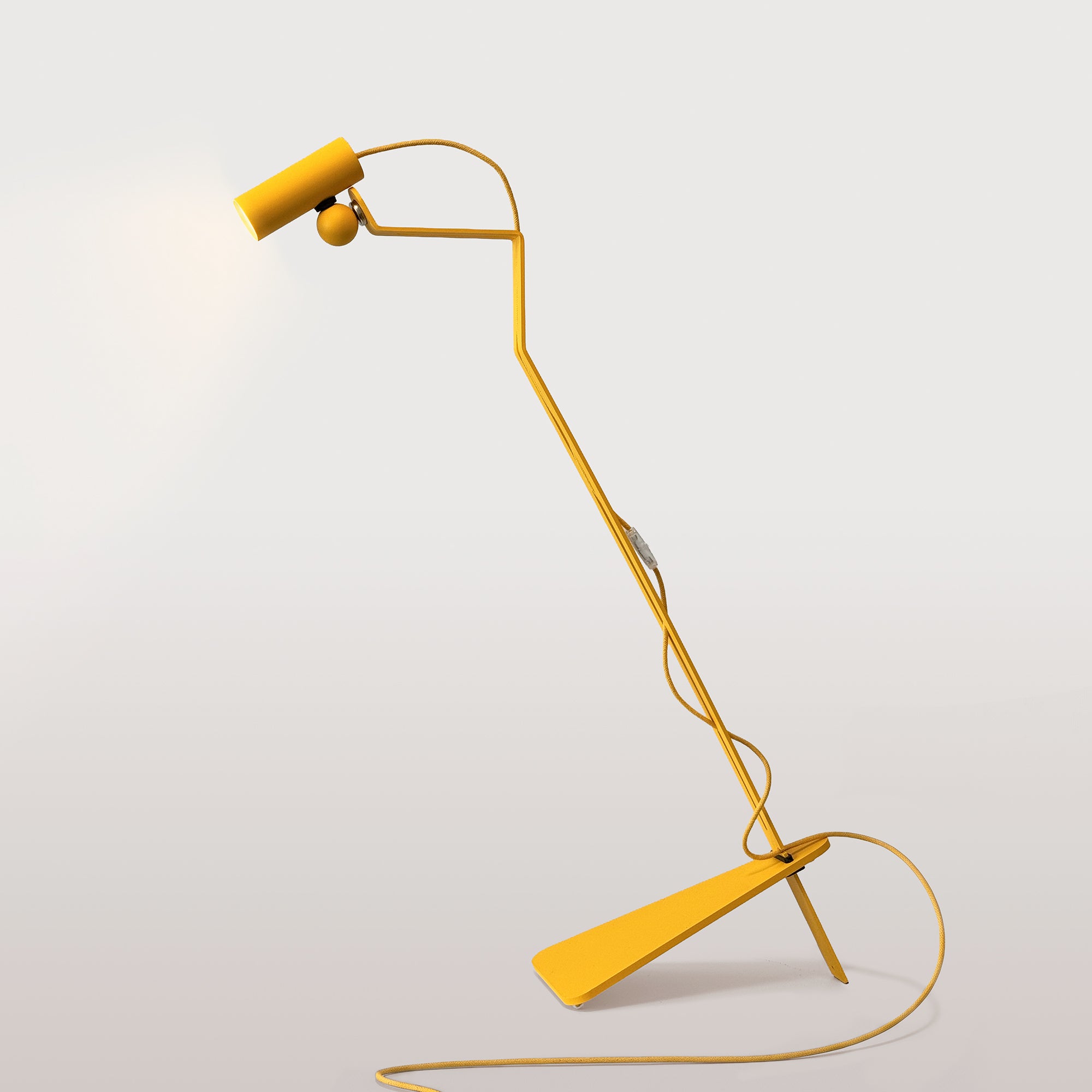 Lampada da terra inclinabile con faretto magnetico orientabile - Mario Tubo - Giallo
