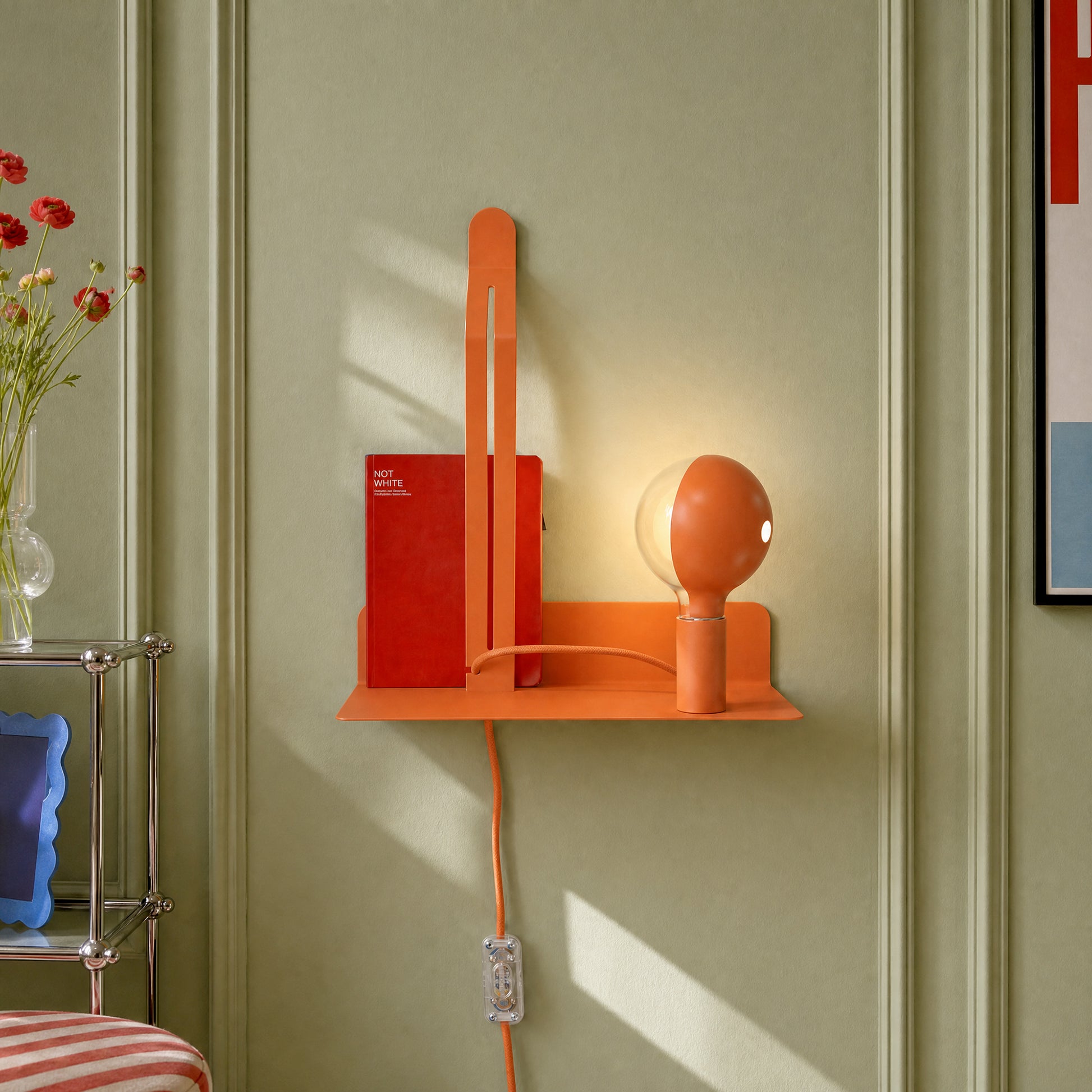 Lampada da parete con mensola e lampadina LED G125 verniciata - Murio Talia - Arancione