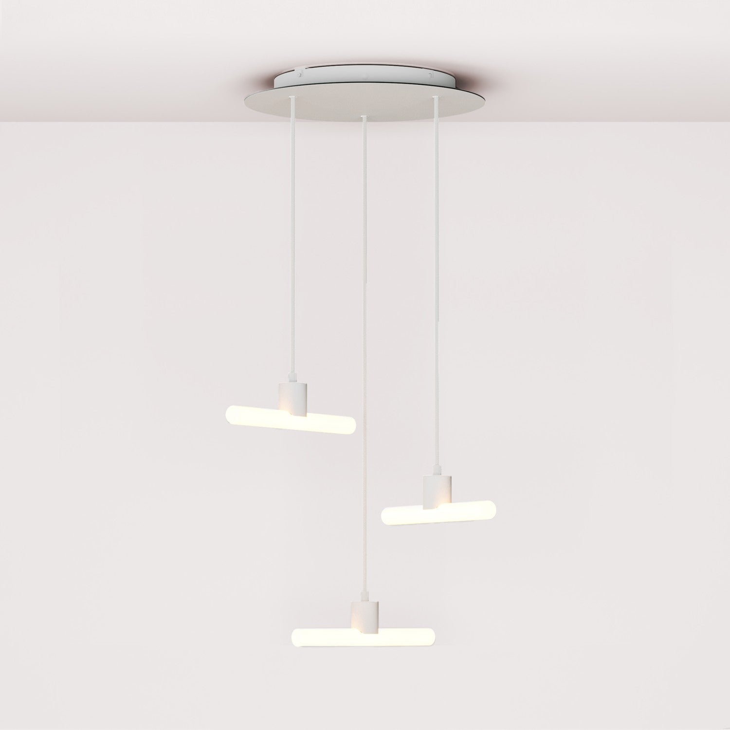 Lámpara colgante Esse14 de 3 caídas asimétricas con Rose-One, completa con cable de tela y acabados metálicos - Blanca