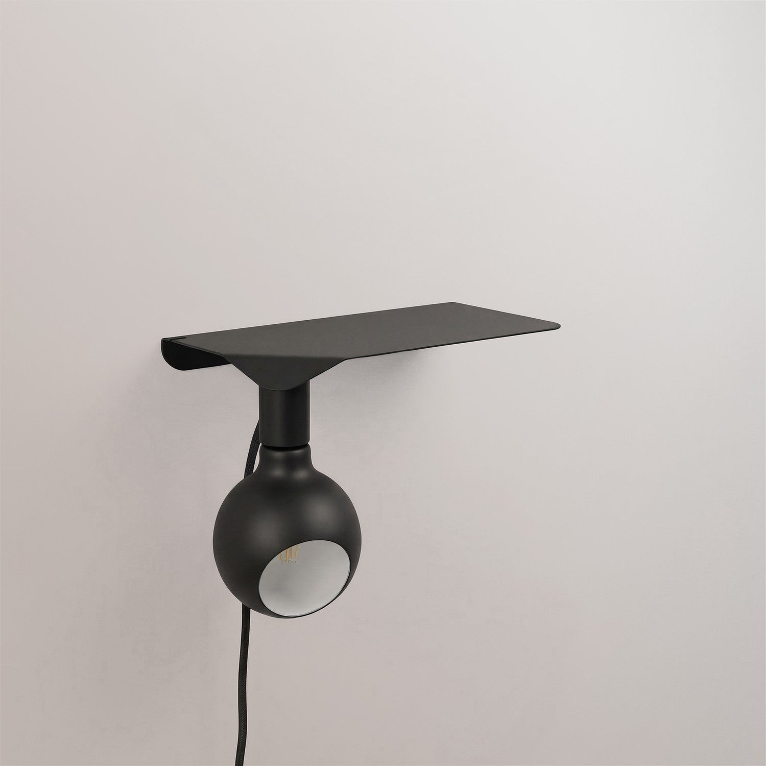 Combo Camo - Lampada con mensola e spina UK - Nero