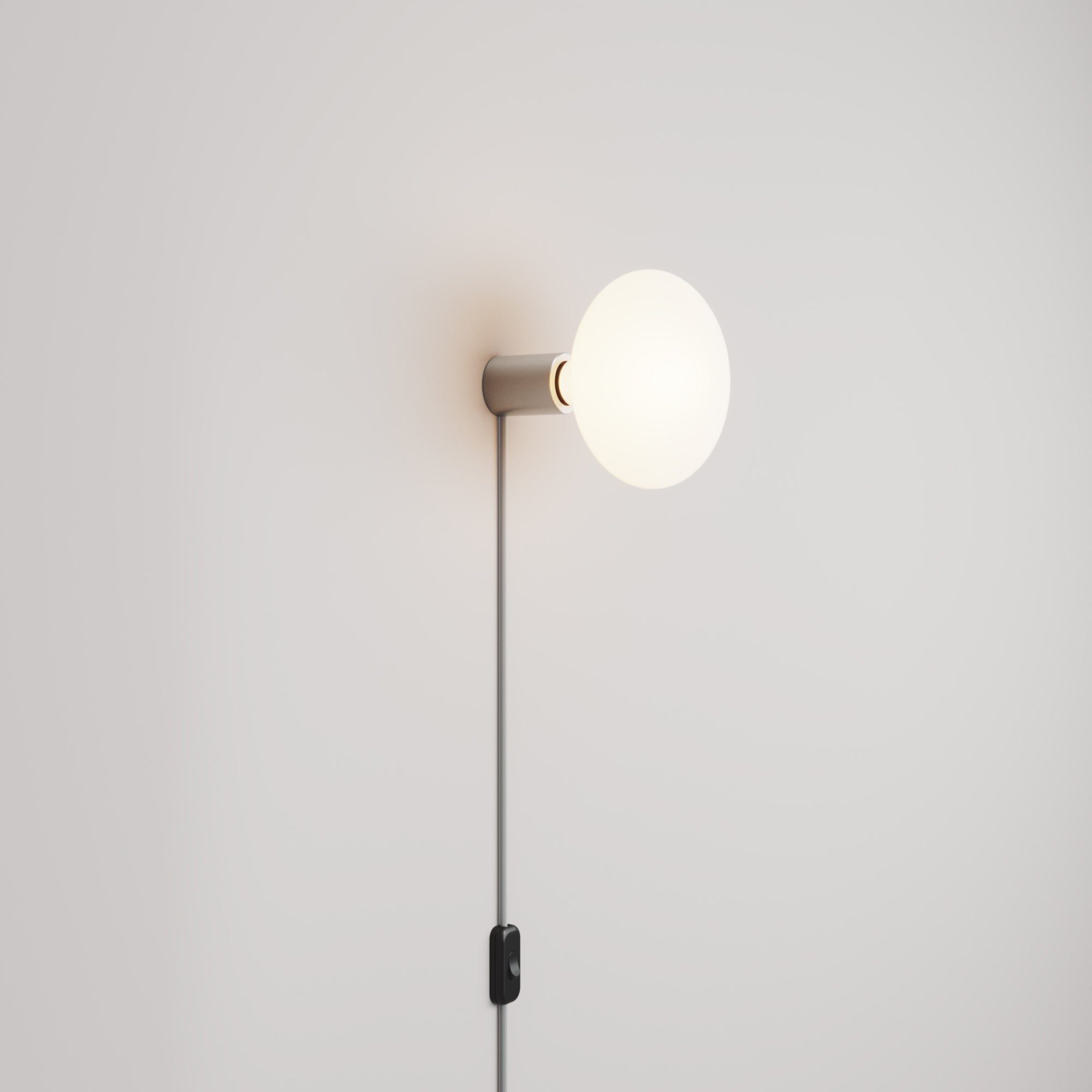 Lampada con spina UK con finitura metallica e lampadina LED Ellipse effetto porcellana - Titanio satinato