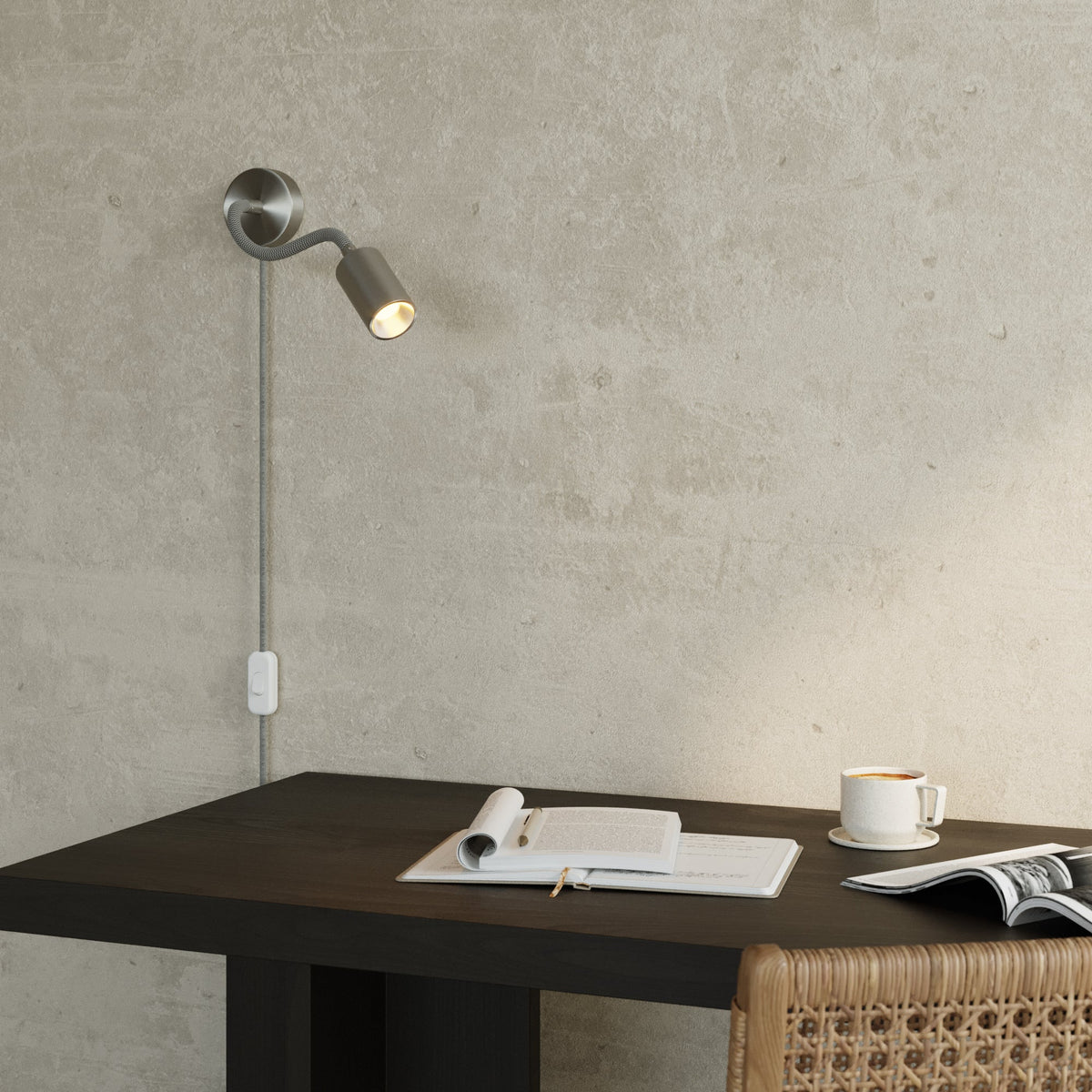 Lampada con spina UK e braccio snodabile, faretto Spotlight GU10 Bispot - Titanio satinato / Nero - Creative Cables