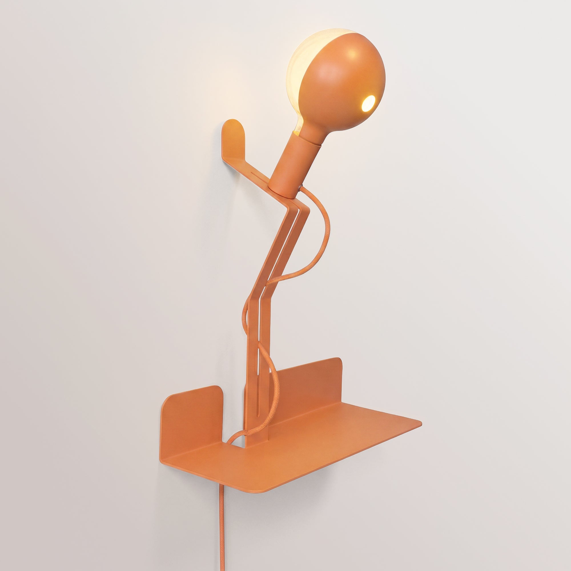 Lampada da parete con mensola e lampadina LED G125 verniciata - Murio Talia - Arancione - Creative Cables