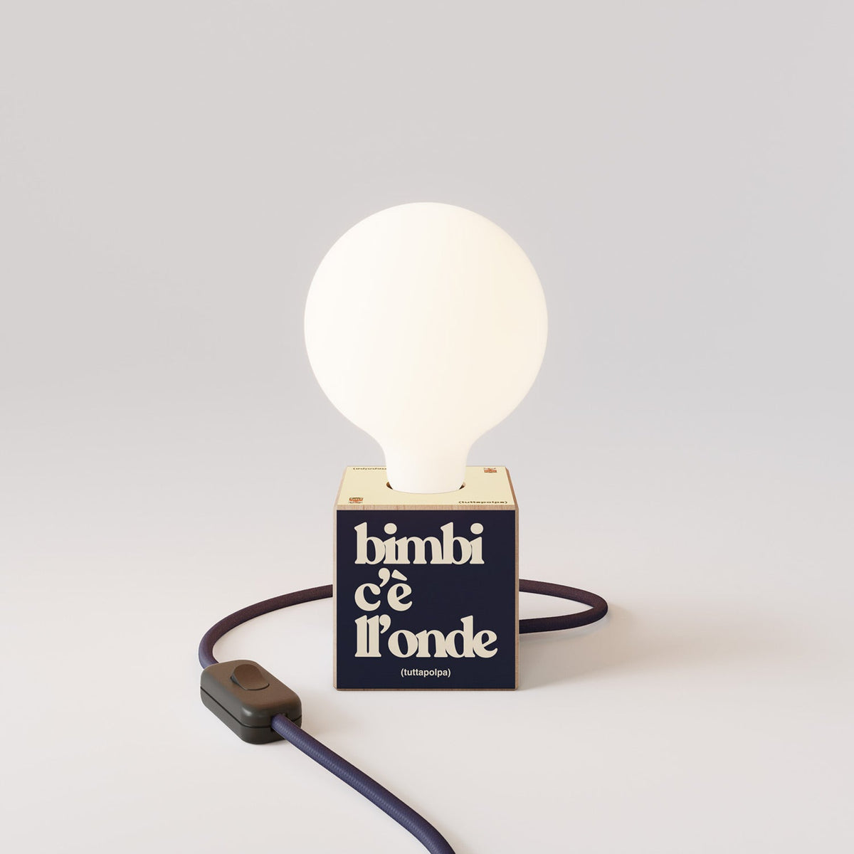 Lampada da tavolo Cubetto "Bimbi c’è l’onde" con spina inglese e lampadina globo effetto porcellana - Tuttapolpa