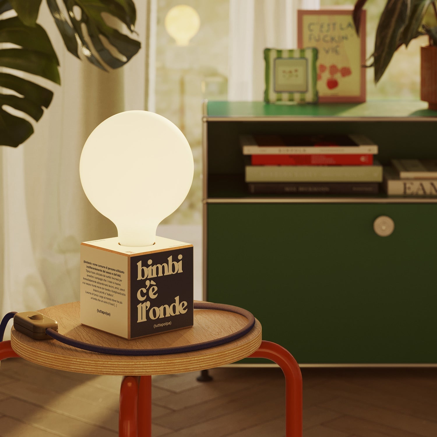 Lampada da tavolo Cubetto "Bimbi c’è l’onde" con spina inglese e lampadina globo effetto porcellana - Tuttapolpa