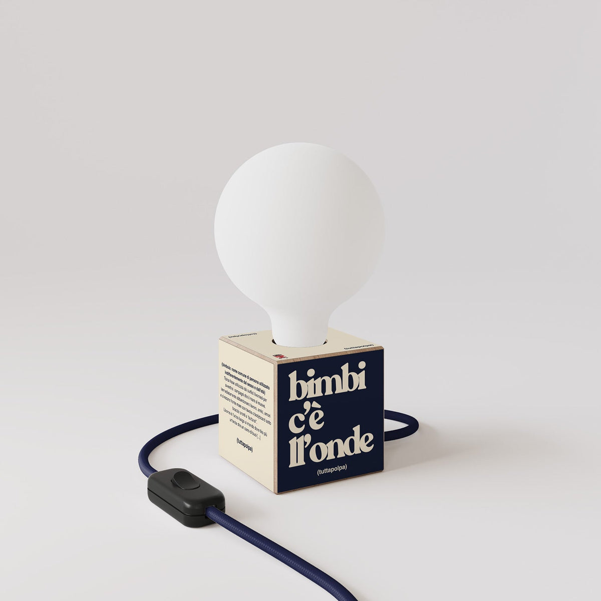 Lampada da tavolo Cubetto "Bimbi c’è l’onde" con spina inglese e lampadina globo effetto porcellana - Tuttapolpa
