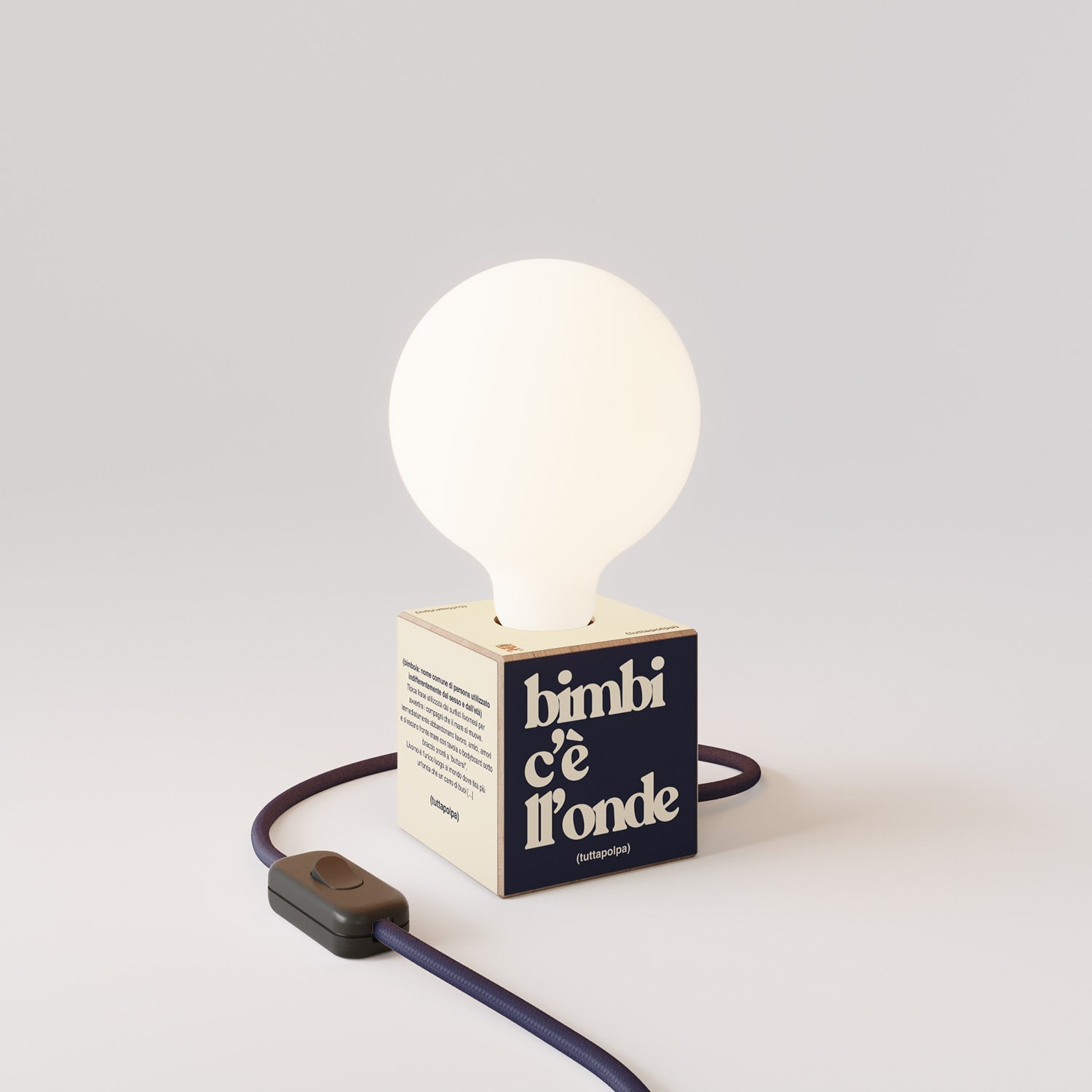 Lampada da tavolo Cubetto "Bimbi c’è l’onde" con spina inglese e lampadina globo effetto porcellana - Tuttapolpa