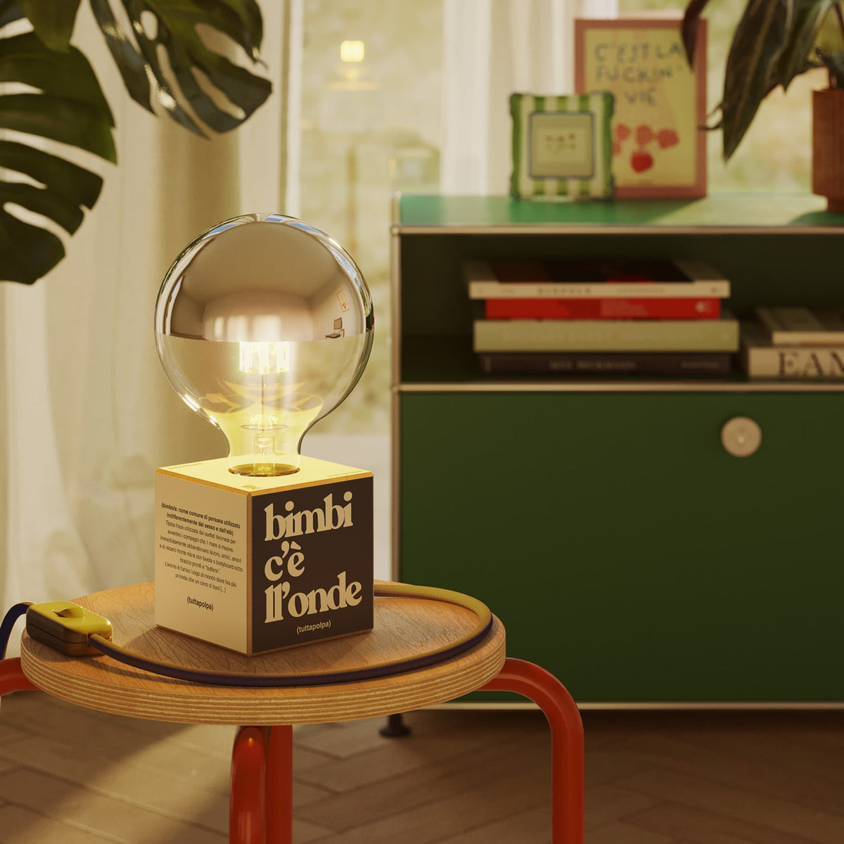 Lampada da tavolo Cubetto "Bimbi c’è l’onde" con spina inglese e lampadina globo mezza sfera argento - Tuttapolpa