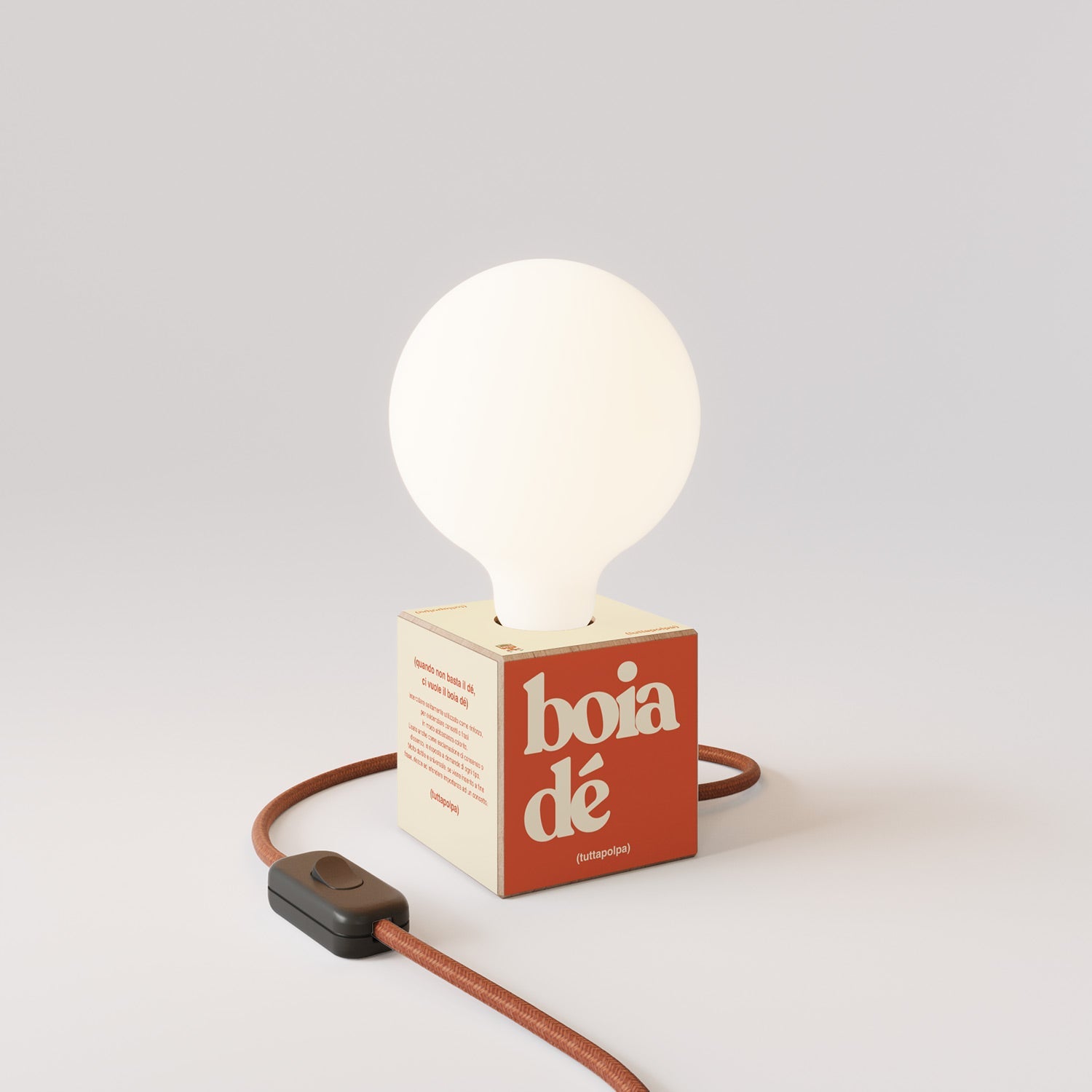 Lampada da tavolo Cubetto "Boia de" con spina inglese e lampadina globo effetto porcellana - Tuttapolpa