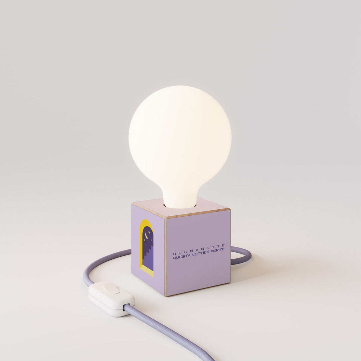Lampada da tavolo Cubetto "Buonanotte fiorellino" con spina inglese e lampadina globo effetto porcellana - Santomanifesto