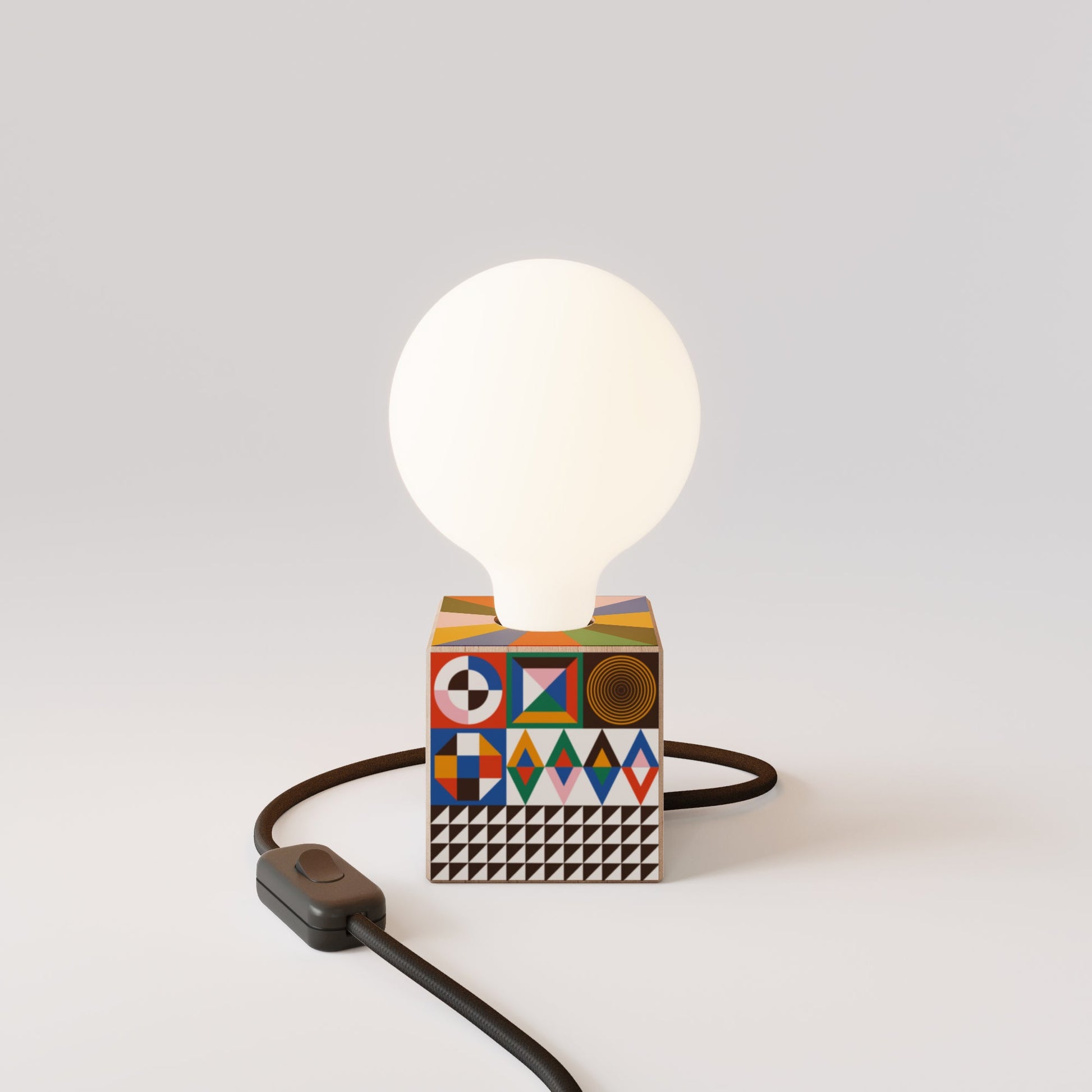 Lampada da tavolo Cubetto con lampadina globo effetto porcellana - PosterLad - Creative Cables
