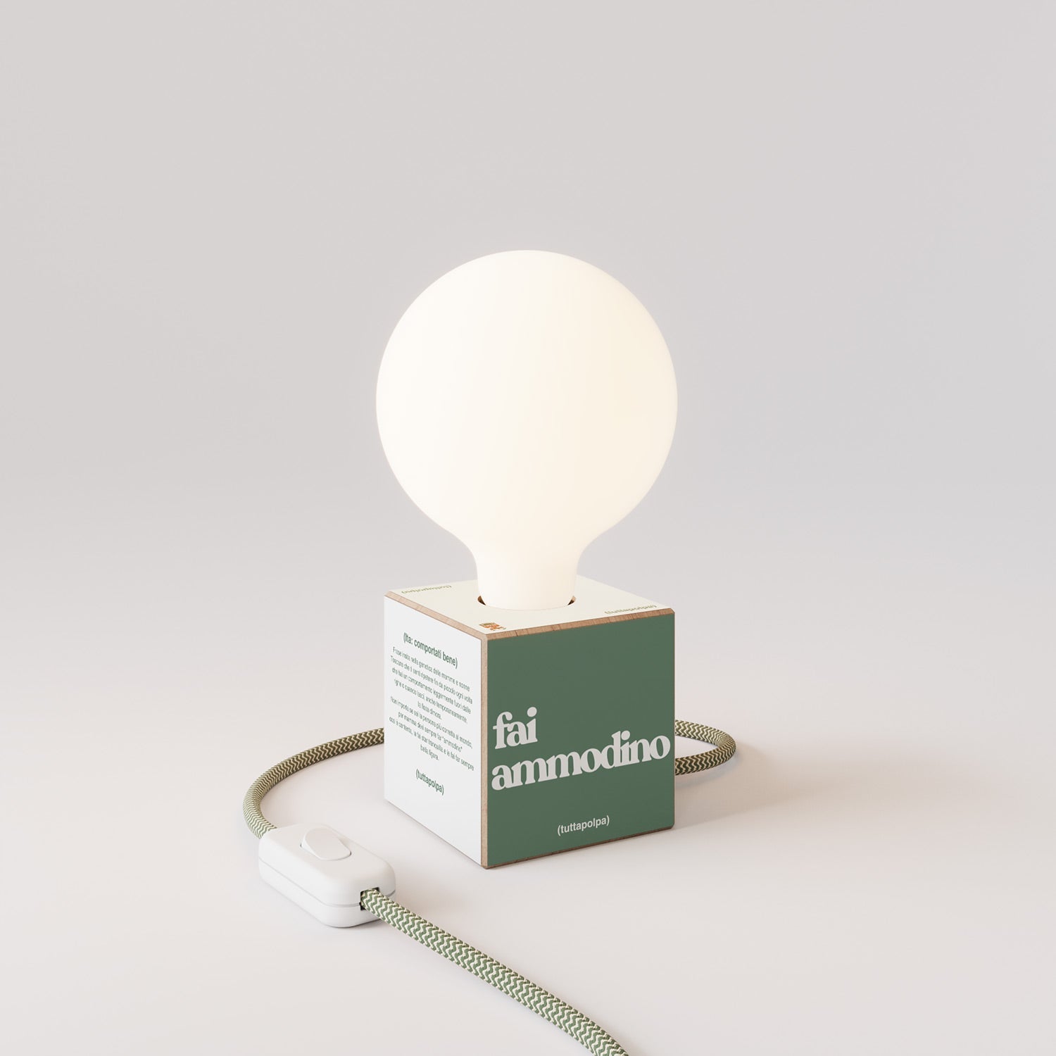 Lampada da tavolo Cubetto "Fai ammodino" con spina inglese e lampadina globo effetto porcellana - Tuttapolpa