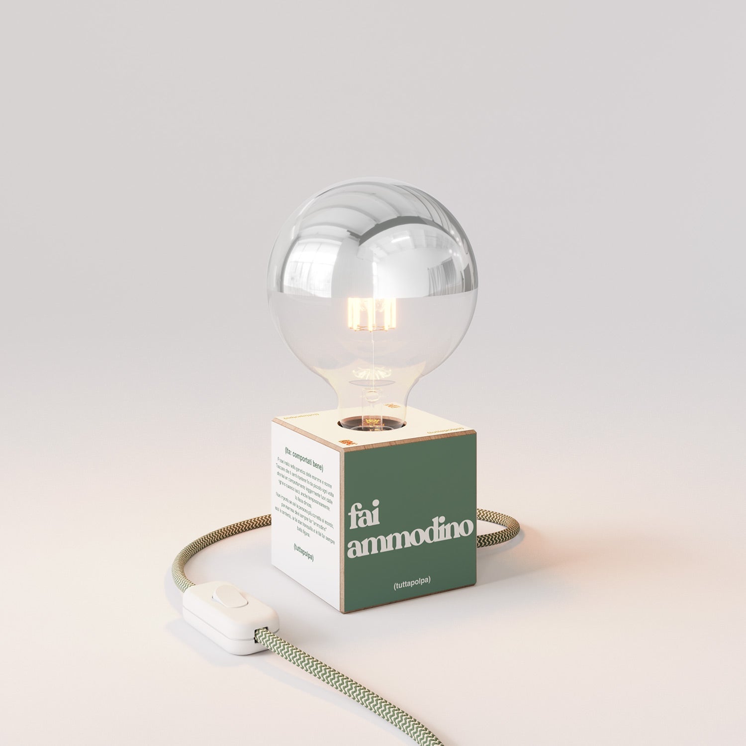 Lampada da tavolo Cubetto "Fai ammodino" con spina inglese e lampadina globo mezza sfera argento - Tuttapolpa