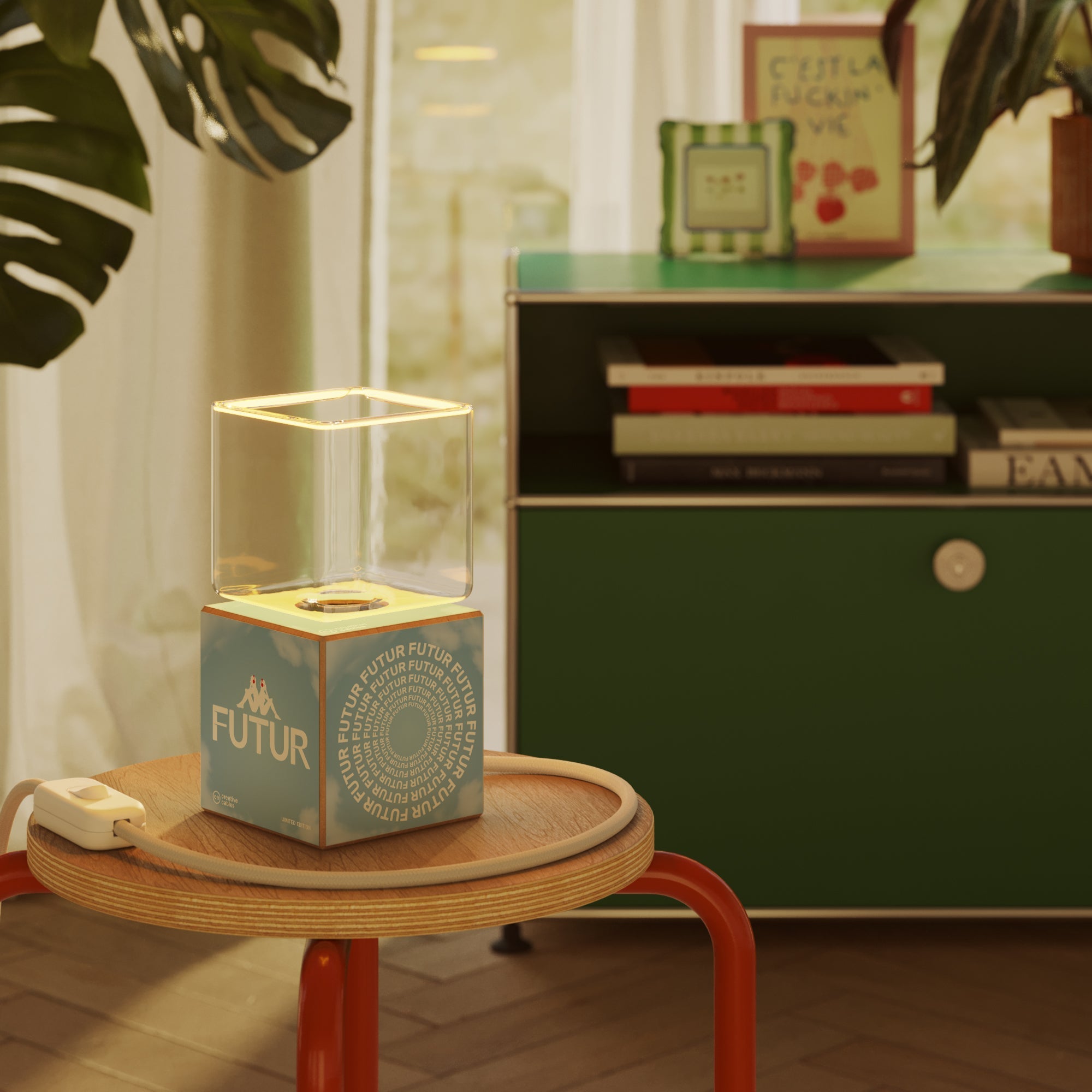 Lampada da tavolo Cubetto "Futur" con spina inglese e lampadina Ghost - Futur Festival