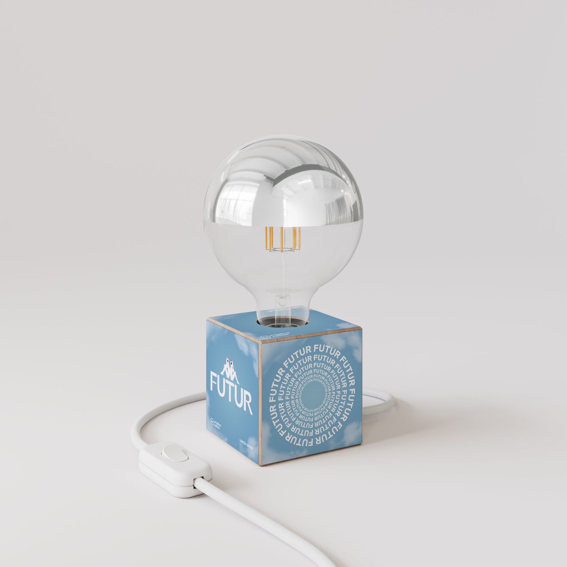 Lampada da tavolo Cubetto "Futur" con spina inglese e lampadina globo mezza sfera argento - Futur Festival