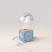 Lampada da tavolo Cubetto "Futur" con spina inglese e lampadina globo mezza sfera argento - Futur Festival