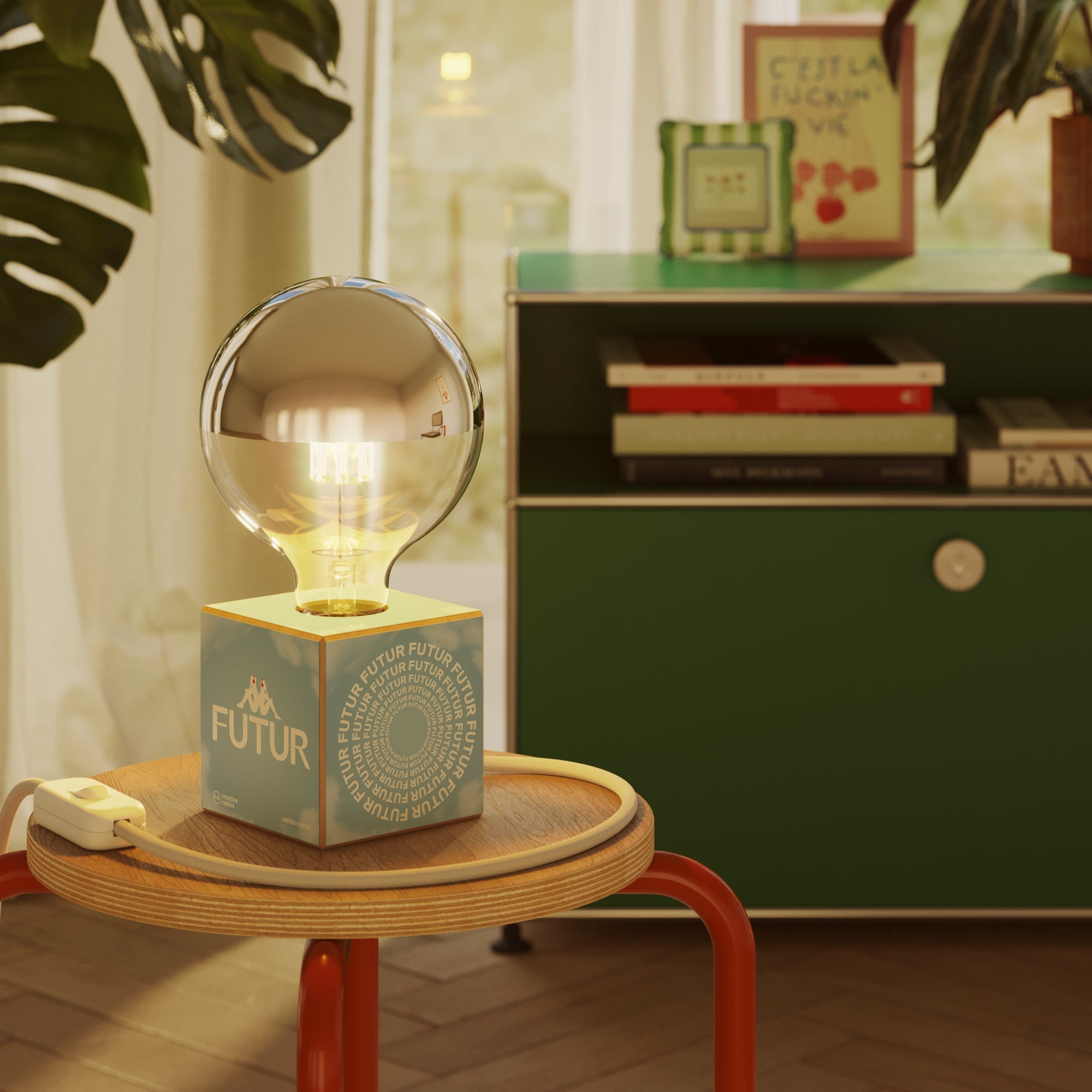 Lampada da tavolo Cubetto "Futur" con spina inglese e lampadina globo mezza sfera argento - Futur Festival