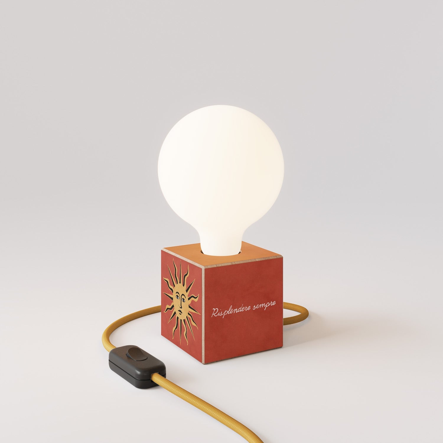 Lampada da tavolo Cubetto "Il sole" con spina inglese e lampadina globo effetto porcellana - Santomanifesto