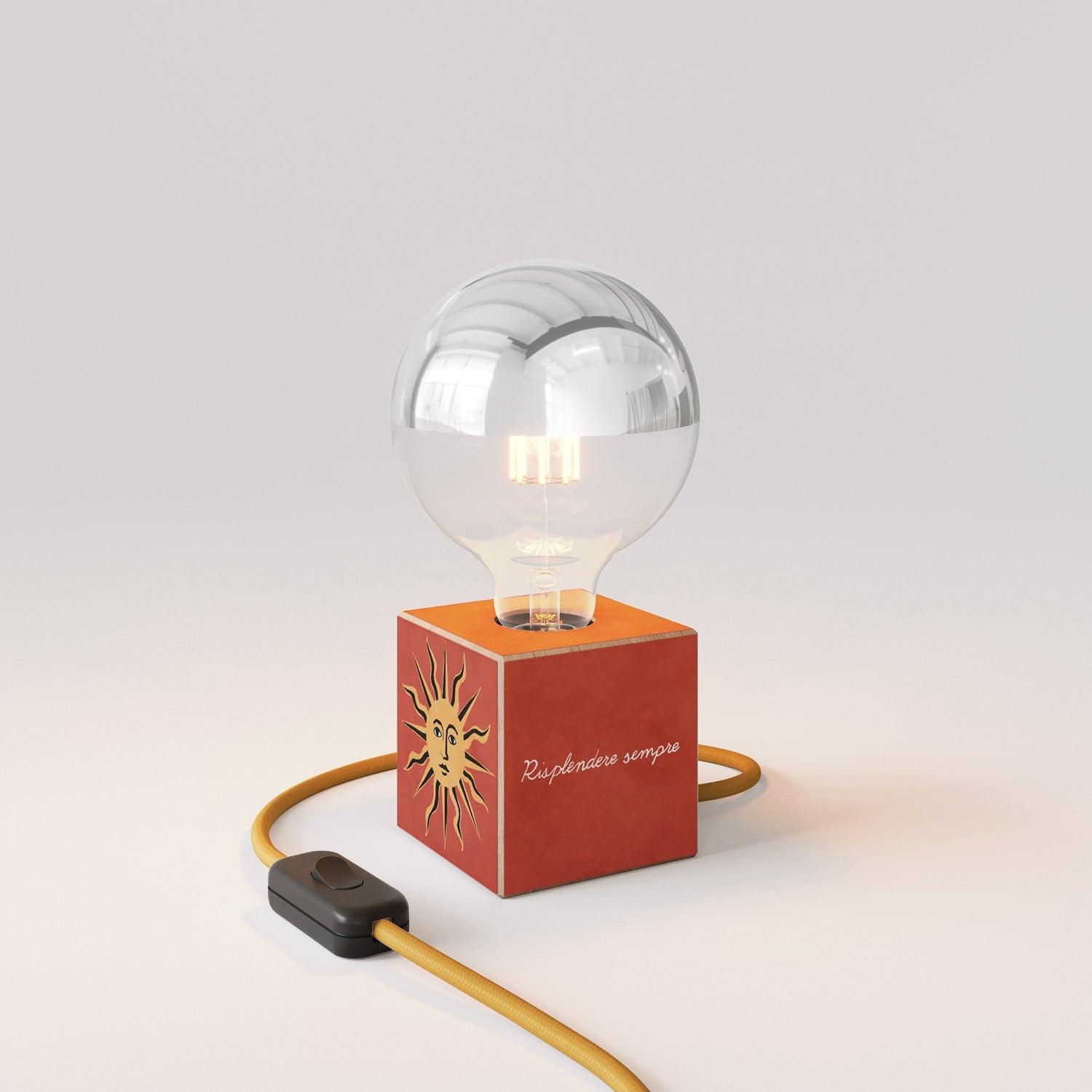 Lampada da tavolo Cubetto "Il sole" con spina inglese e lampadina globo mezza sfera argento - Santomanifesto