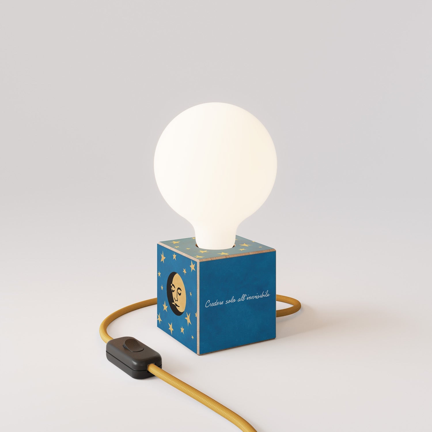 Lampada da tavolo Cubetto "La luna" con spina inglese e lampadina globo effetto porcellana - Santomanifesto