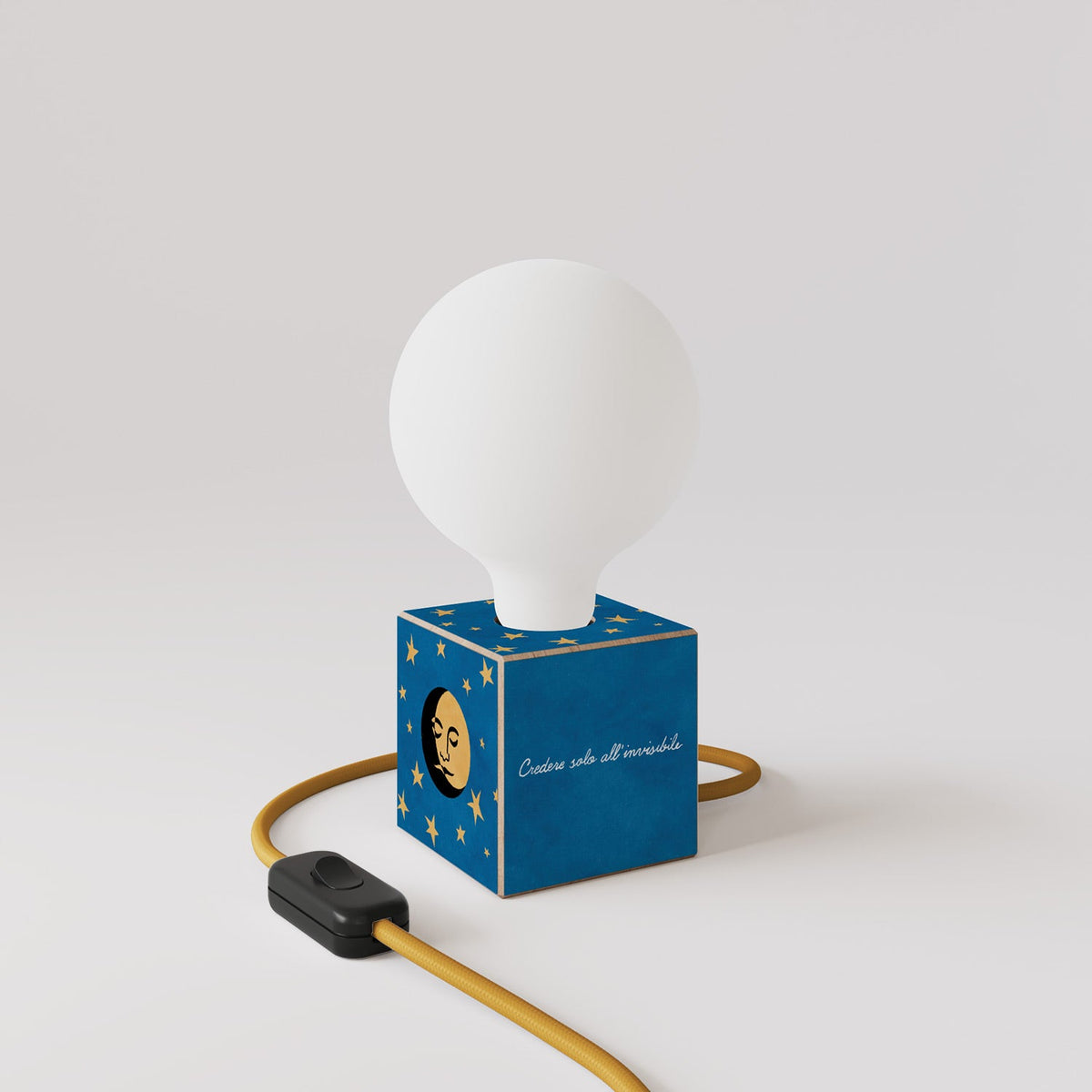 Lampada da tavolo Cubetto "La luna" con spina inglese e lampadina globo effetto porcellana - Santomanifesto