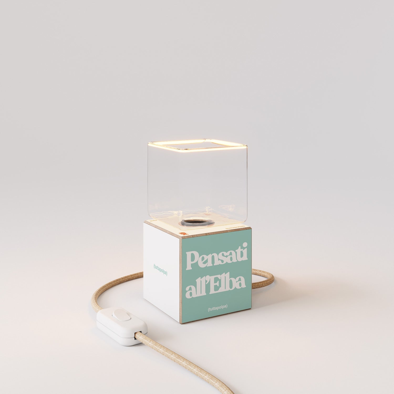 Lampada da tavolo Cubetto "Pensati all’Elba" con spina inglese e lampadina Ghost - Tuttapolpa