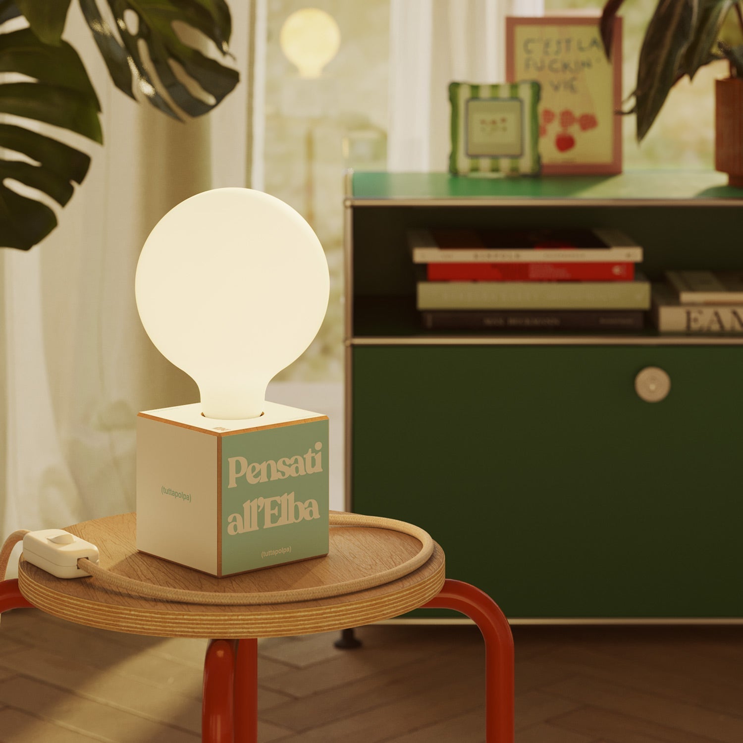 Lampada da tavolo Cubetto "Pensati all’Elba" con spina inglese e lampadina globo effetto porcellana - Tuttapolpa