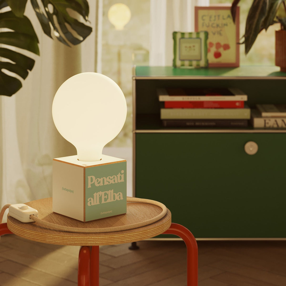 Lampada da tavolo Cubetto "Pensati all’Elba" con spina inglese e lampadina globo effetto porcellana - Tuttapolpa