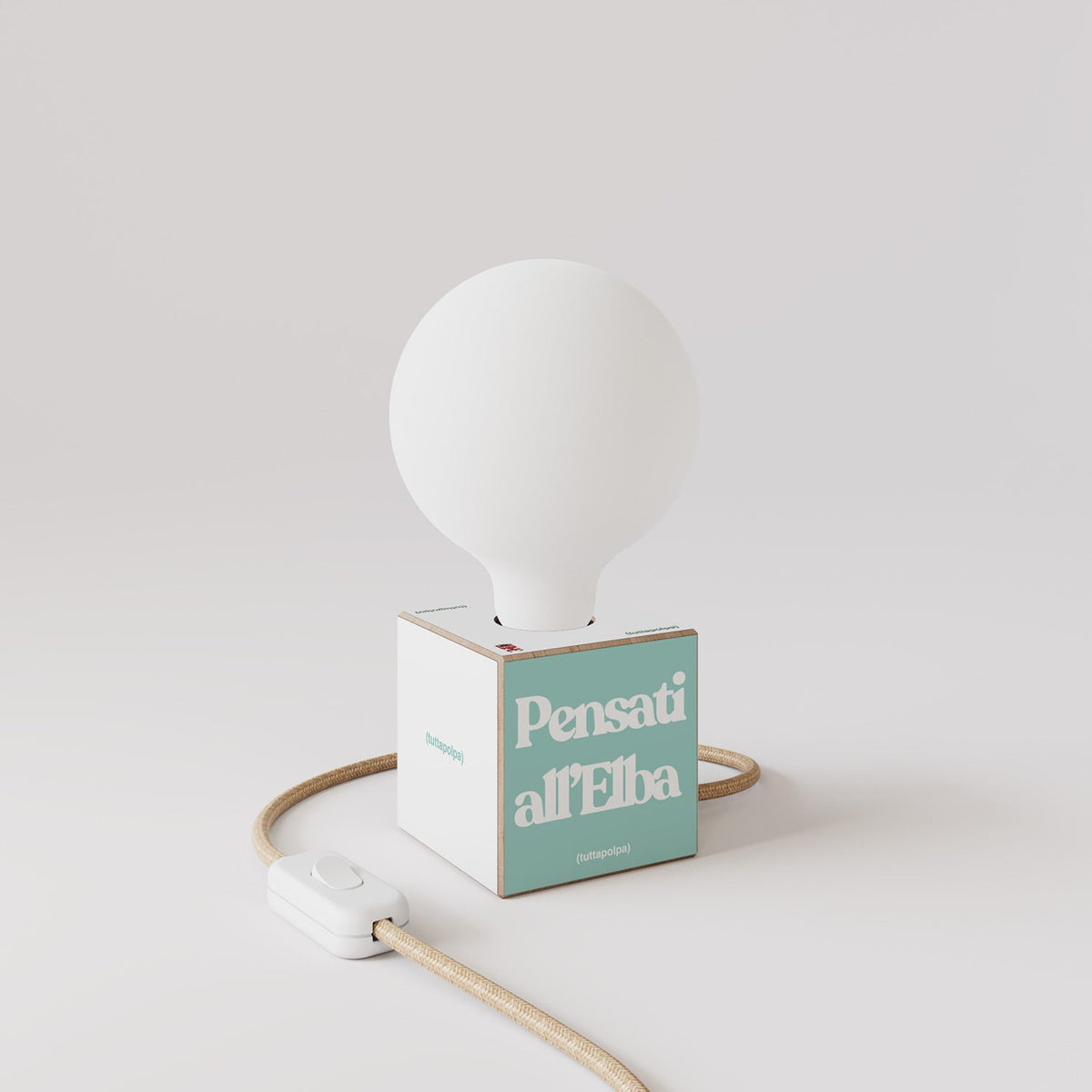 Lampada da tavolo Cubetto "Pensati all’Elba" con spina inglese e lampadina globo effetto porcellana - Tuttapolpa