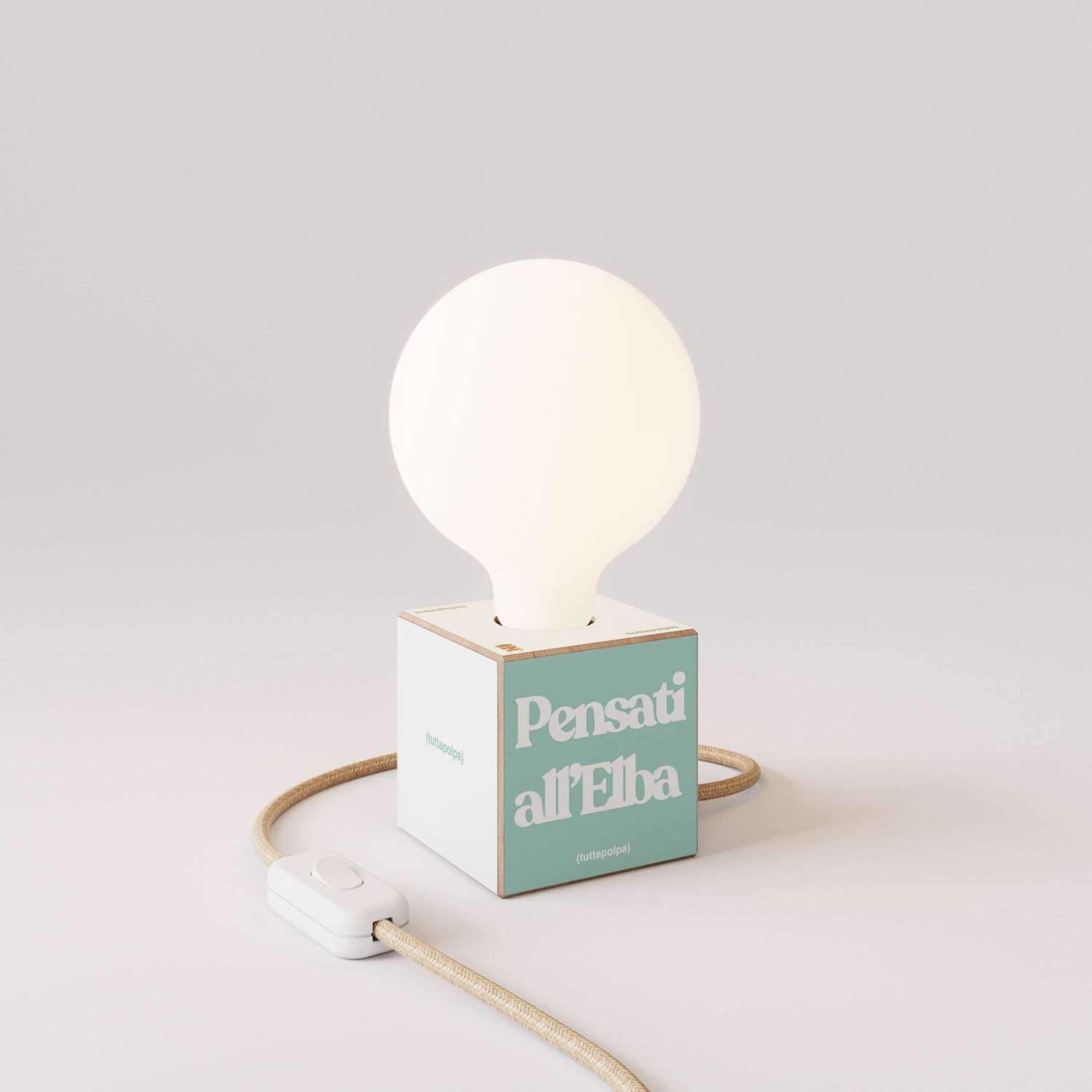 Lampada da tavolo Cubetto "Pensati all’Elba" con spina inglese e lampadina globo effetto porcellana - Tuttapolpa