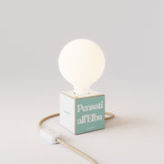 Lampada da tavolo Cubetto "Pensati all’Elba" con spina inglese e lampadina globo effetto porcellana - Tuttapolpa