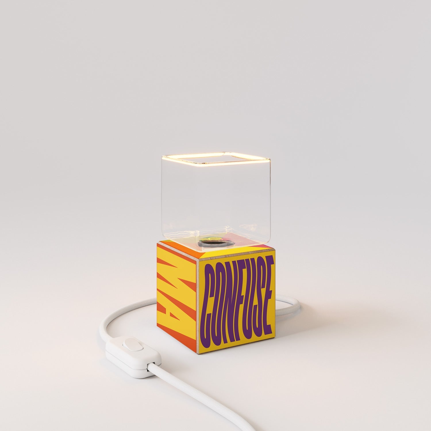 Lampada da tavolo Cubetto "Poche idee ma confuse" con spina inglese e lampadina Ghost - Santomanifesto