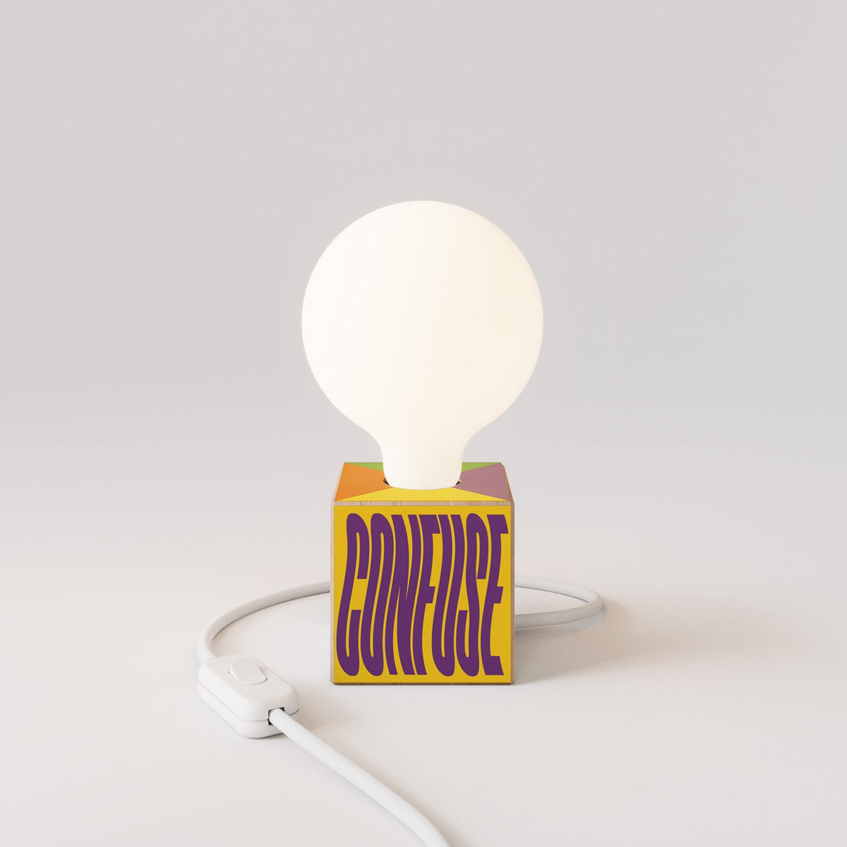 Lampada da tavolo Cubetto "Poche idee ma confuse" con spina inglese e lampadina globo effetto porcellana - Santomanifesto