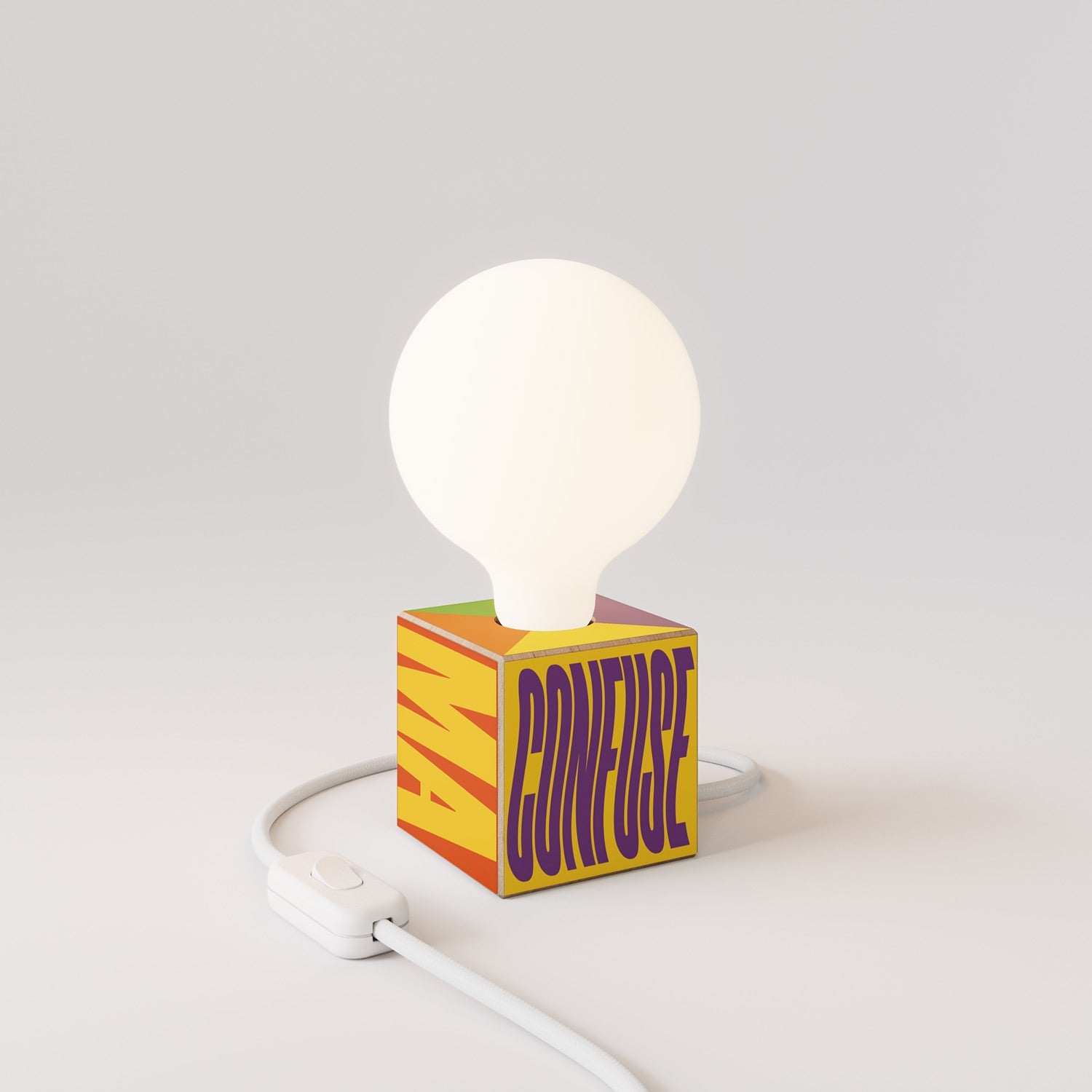 Lampada da tavolo Cubetto "Poche idee ma confuse" con spina inglese e lampadina globo effetto porcellana - Santomanifesto