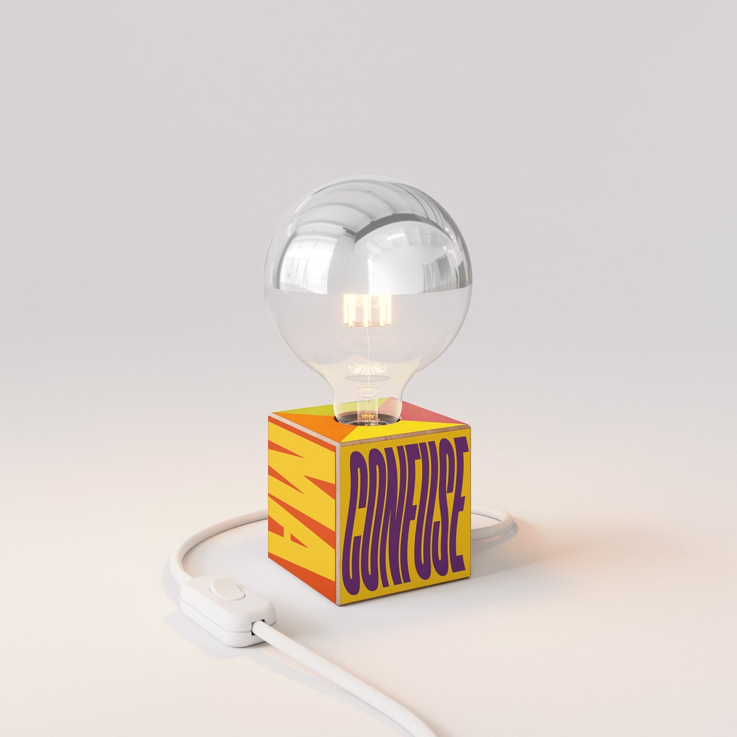 Lampada da tavolo Cubetto "Poche idee ma confuse" con spina inglese e lampadina globo mezza sfera argento - Santomanifesto