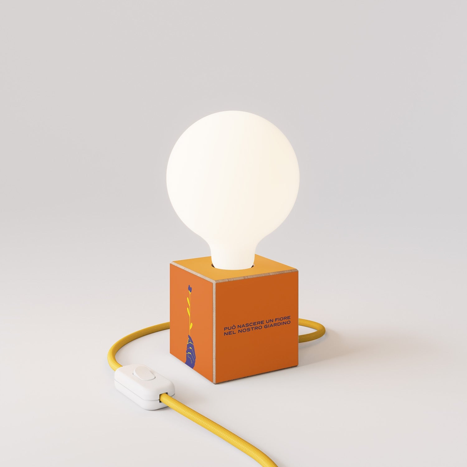 Lampada da tavolo Cubetto "Può nascere un fiore" con spina inglese e lampadina globo effetto porcellana - Santomanifesto