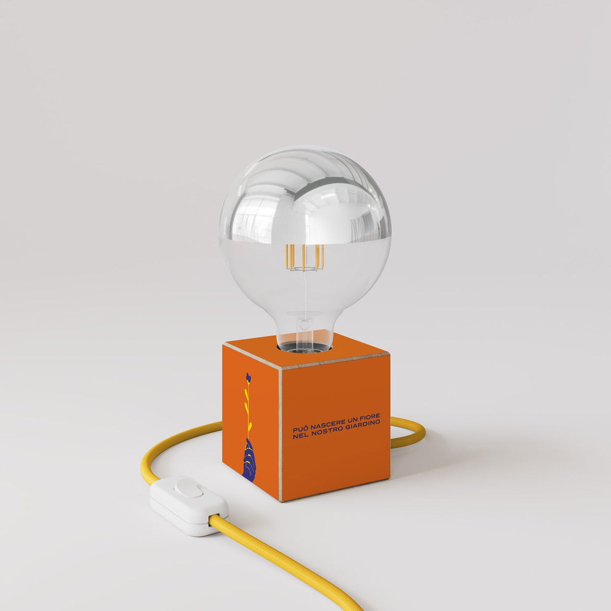 Lampada da tavolo Cubetto "Può nascere un fiore" con spina inglese e lampadina globo mezza sfera argento - Santomanifesto