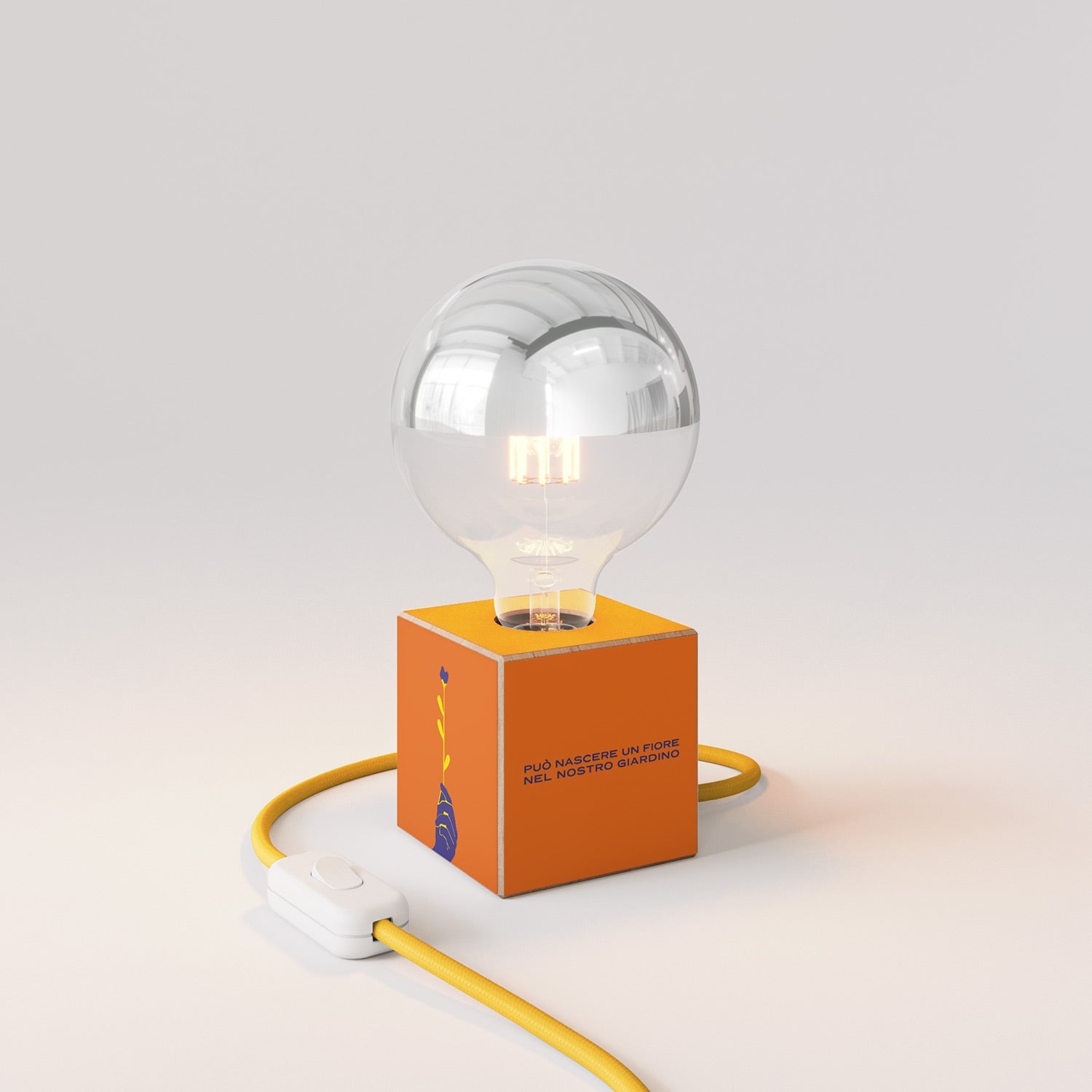 Lampada da tavolo Cubetto "Può nascere un fiore" con spina inglese e lampadina globo mezza sfera argento - Santomanifesto