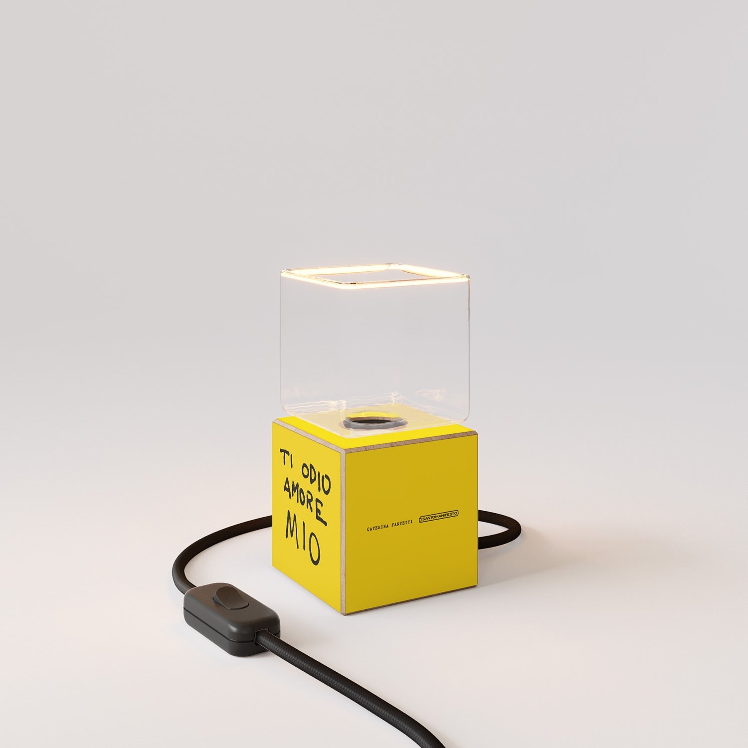 Lampada da tavolo Cubetto "Ti odio amore mio" con spina inglese e lampadina Ghost - Santomanifesto
