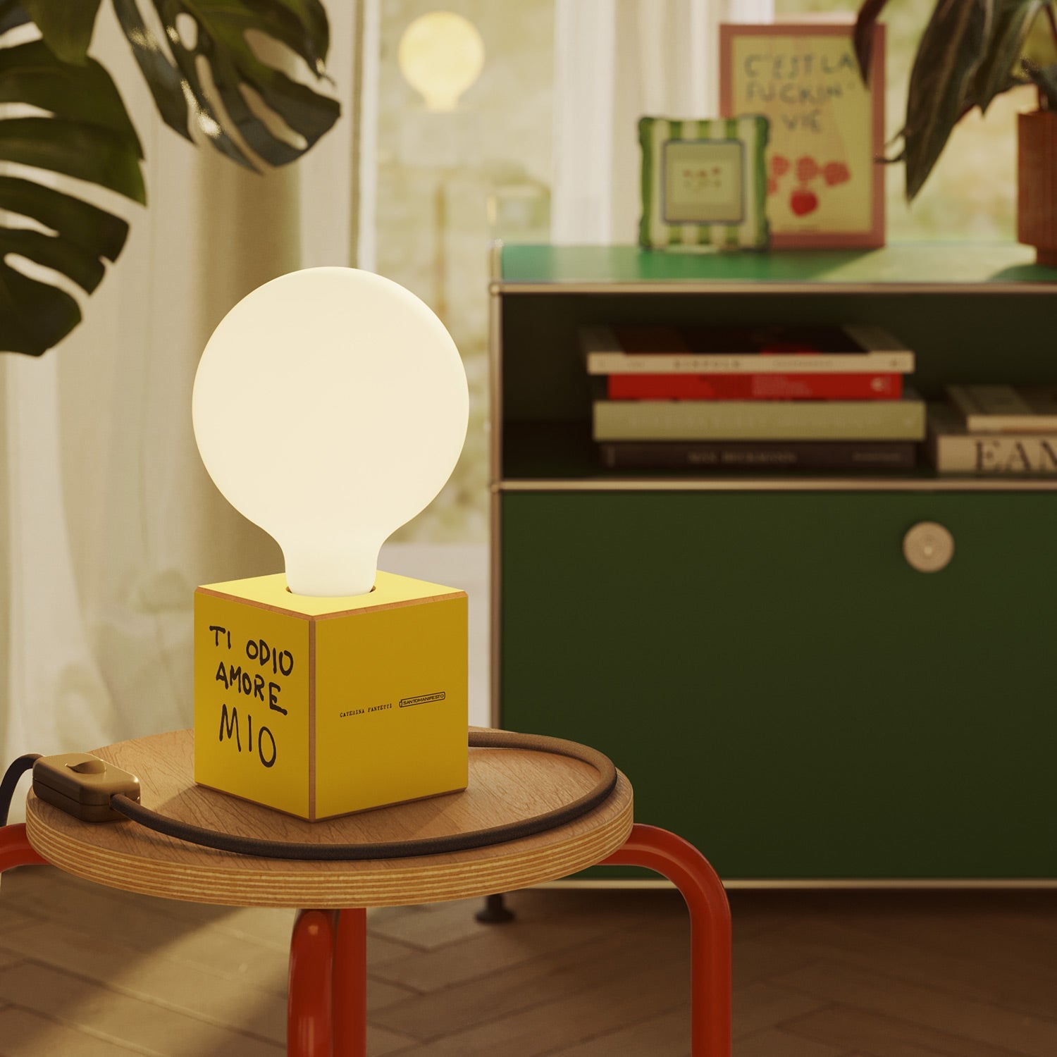 Lampada da tavolo Cubetto "Ti odio amore mio" con spina inglese e lampadina globo effetto porcellana - Santomanifesto