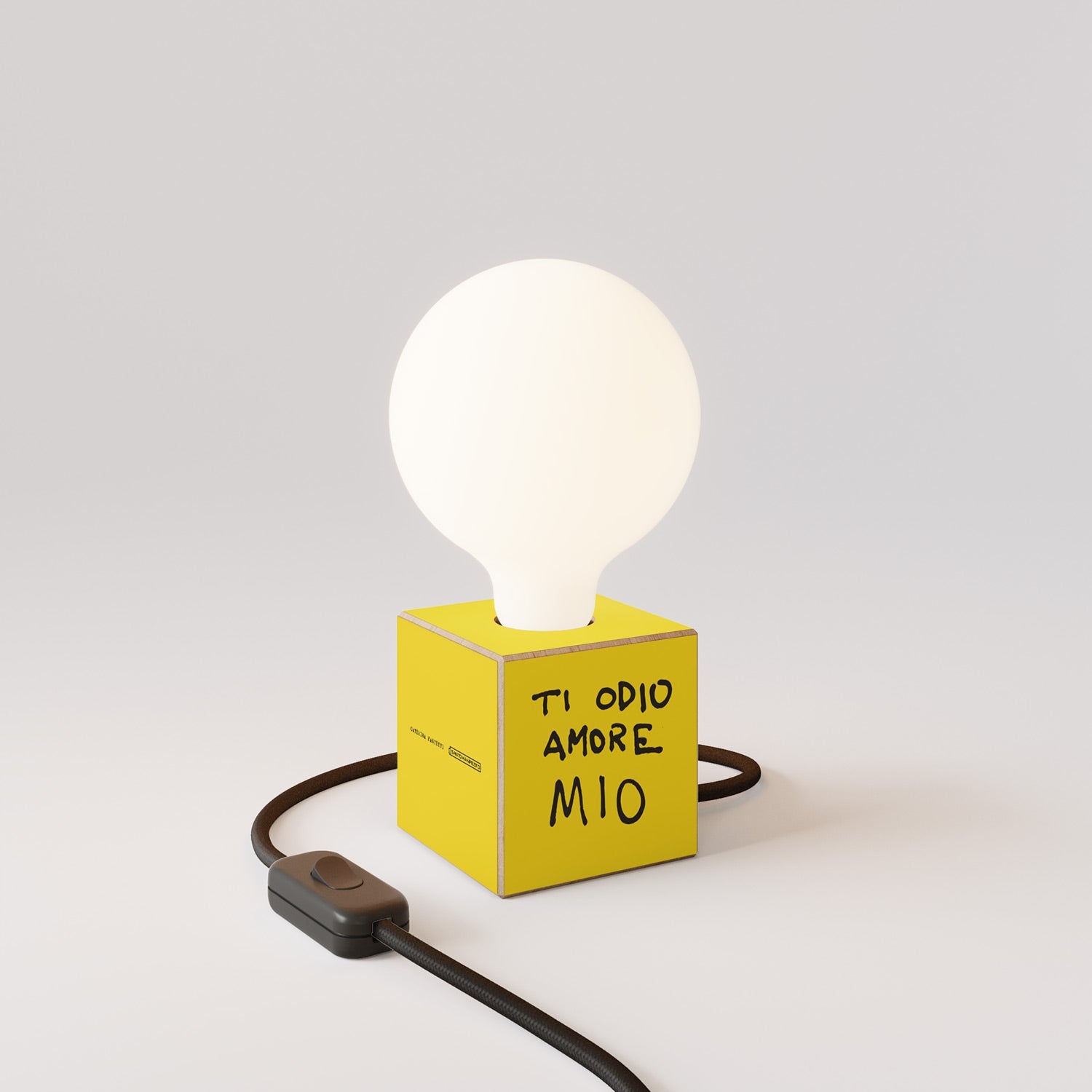 Lampada da tavolo Cubetto "Ti odio amore mio" con spina inglese e lampadina globo effetto porcellana - Santomanifesto